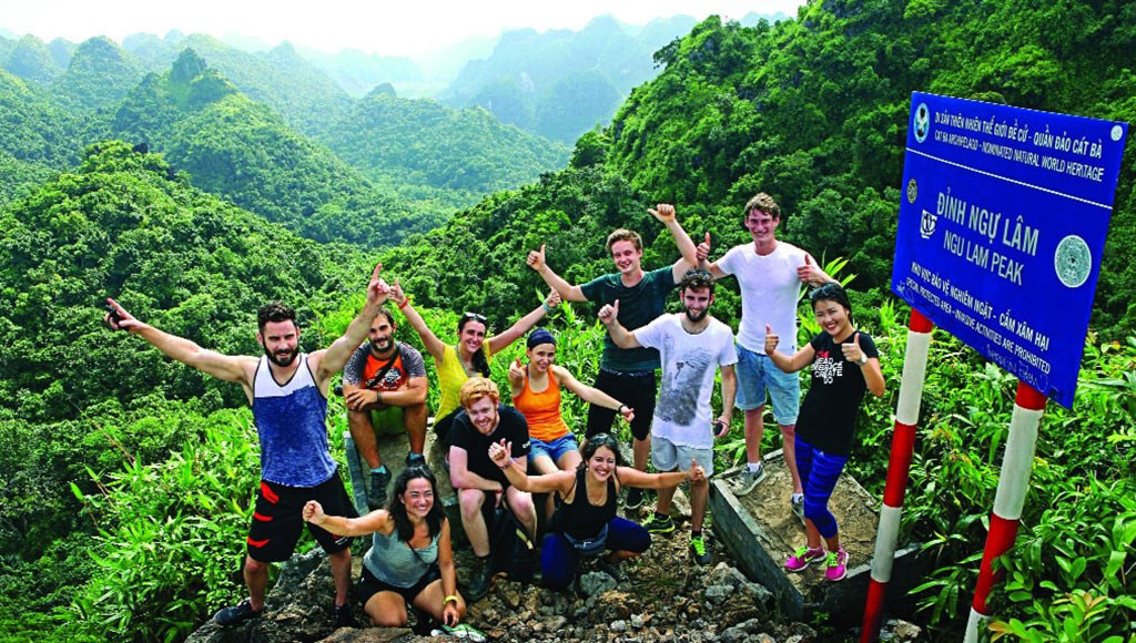 Du khách nước ngoài thích thú check-in tại Đỉnh Ngự Lâm. Ảnh Vườn Quốc gia Cát Bà