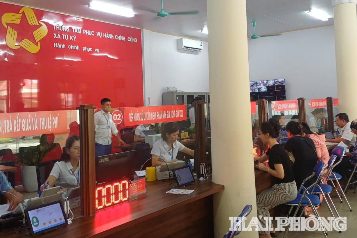  Người dân xã Tứ Kỳ được hỗ trợ giải quyết thủ tục hành chính kịp thời.
