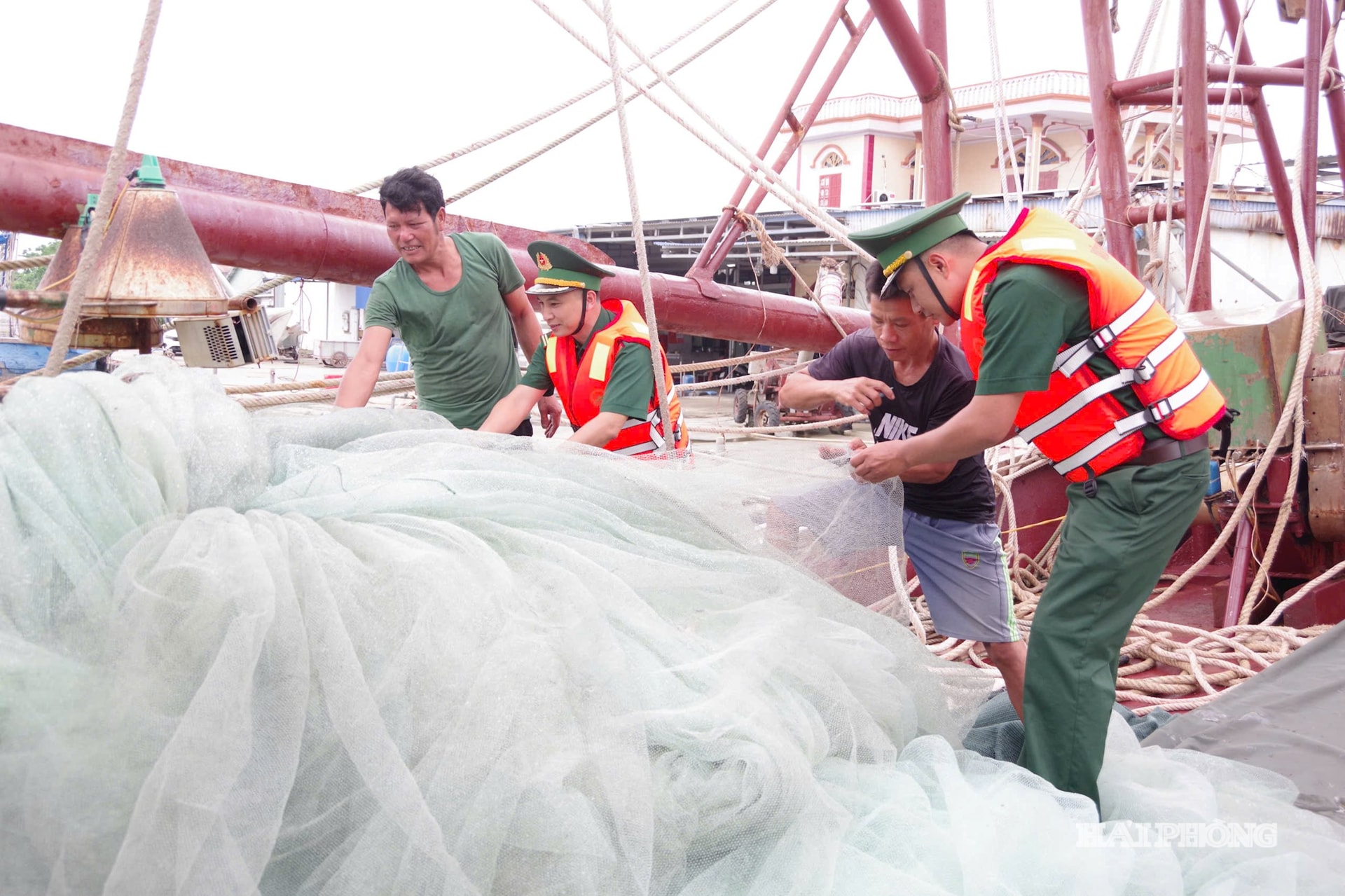 Cán bộ, chiến sĩ Bộ đội Biên phòng thành phố thương xuyên xuống cơ sở tuyên truyền, nhắc nhở ngư dân chấp hành nghiêm quy định chống khai thác IUU