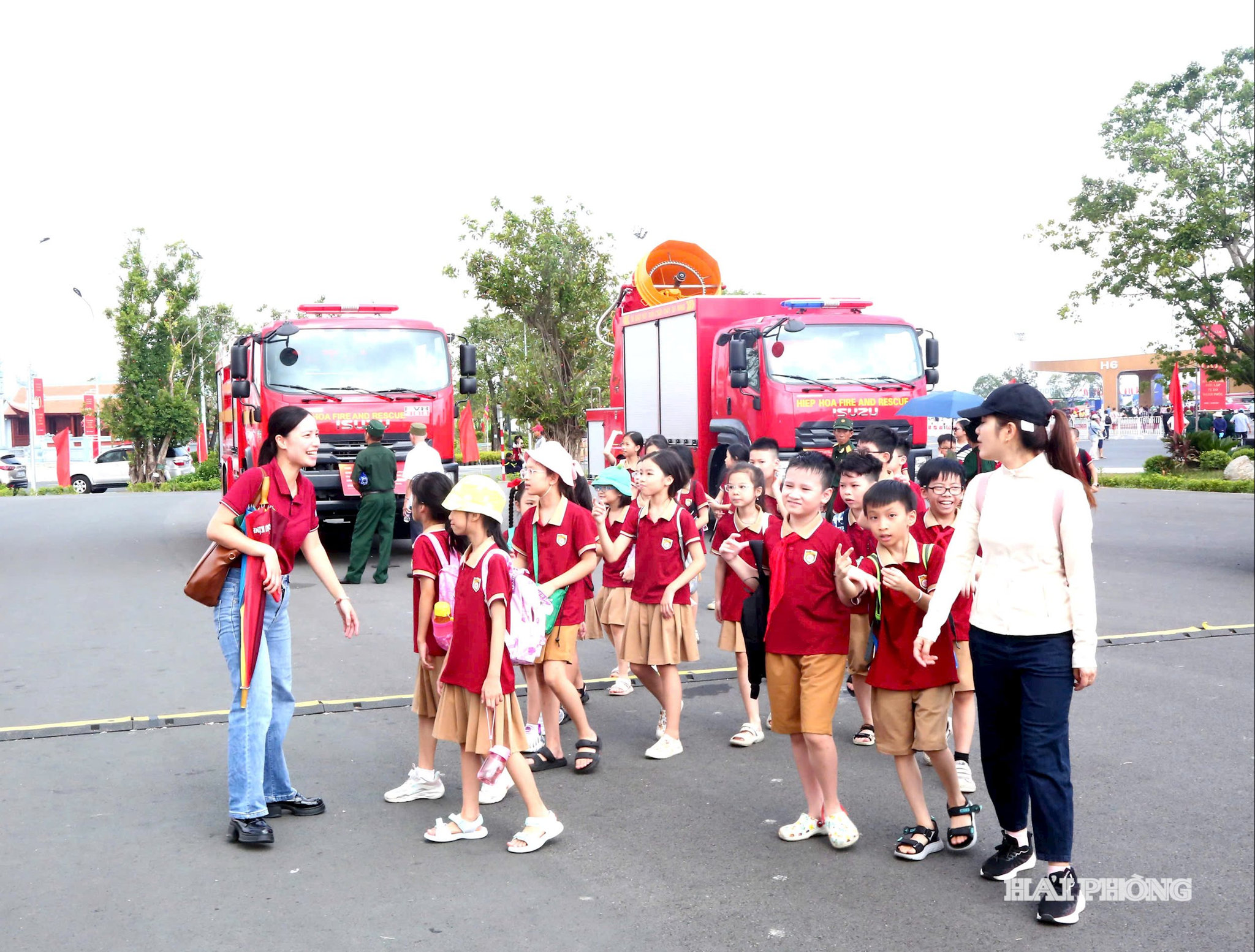 Các em học sinh Trường tiểu học Nguyễn Bỉnh Khiêm (Hà Nội) tham quan khu trưng bày ngoài trời của Bộ Công an