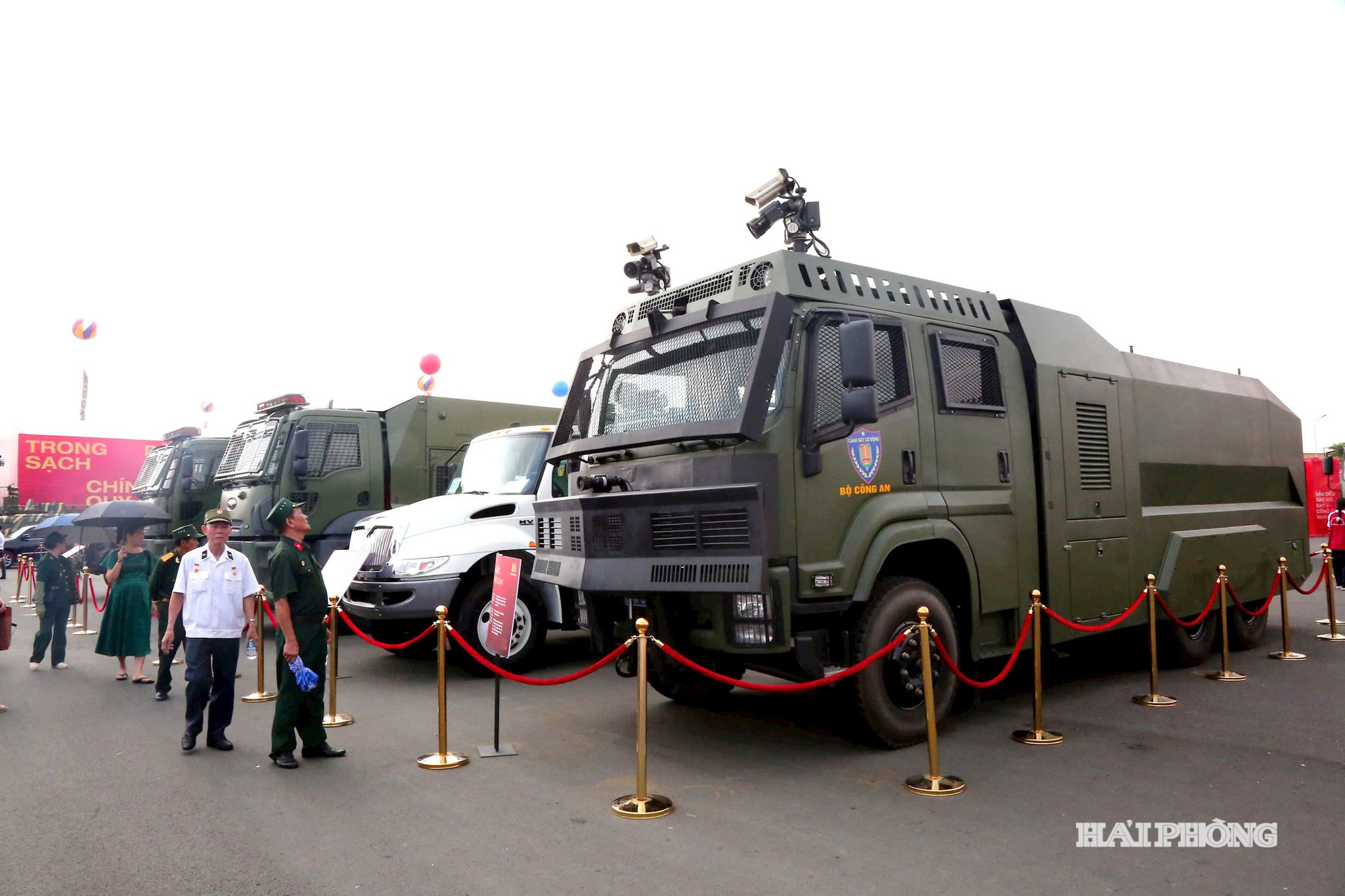 Bác La Quang Hiền (xã Xuân Cẩm, tỉnh Bắc Ninh) thấy rất vinh dự, tự hào khi các bác đi chiến trường chỉ có vũ khí thô sơ, nay Việt Nam đã có nhiều khí tài hiện đại
