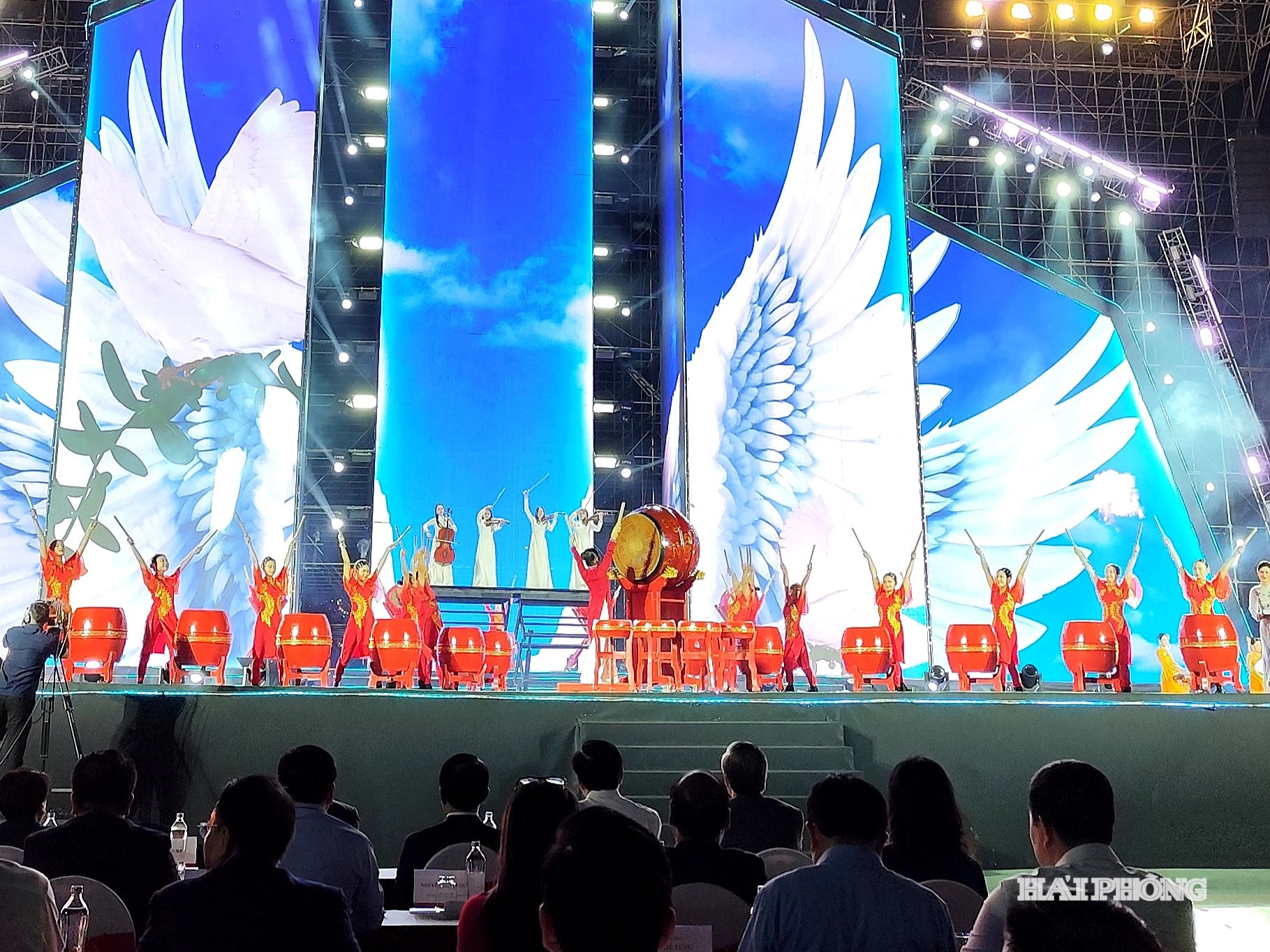 Màn trống hội chào mừng Lễ Bế mạc Triển lãm 80 năm thành tựu của đất nước