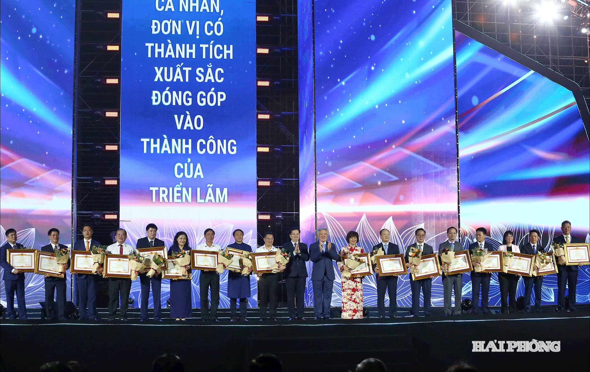 Các đồng chí Nguyễn Hòa Bình, ủy viên Bộ Chính trị, Phó Thủ tướng Thường trực Chính phủ và Mai Văn Chính , Ủy viên BCH Trung ương Đảng, Ủy viên BTV Đảng ủy Chính phủ, Phó Thủ tướng trao Bằng khen và hoa chúc mừng các tập thể
