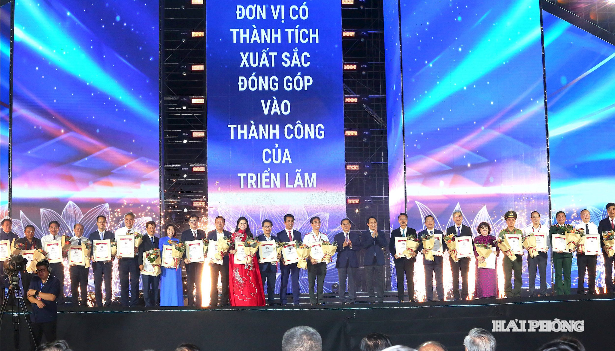 Các đồng chí Đại tướng Lương Tam Quang, Ủy viên Bộ Chính trị, Bộ trưởng Bộ Công an; Bùi Thanh Sơn Ủy viên BCH Trung ương Đảng, Phó Thủ tướng Chính phủ trao Giải thưởng Không gian trưng bày tiêu biểu tặng các tập thể