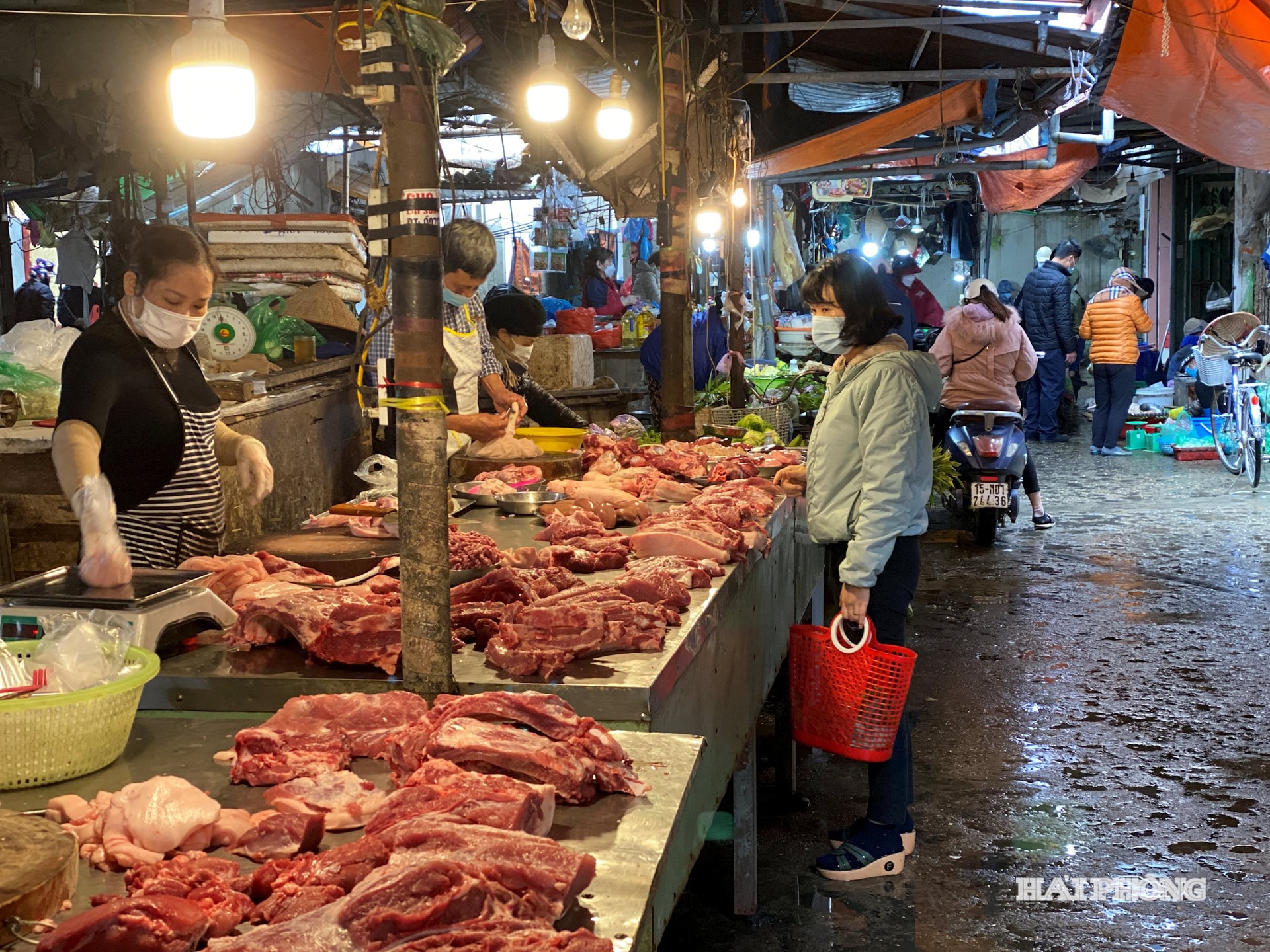 Ảnh báo in: Chợ truyền thống đang bộc lộ nhiều hạn chế, hoạt động kém sôi động, cơ sở hạ tầng xuống cấp. 