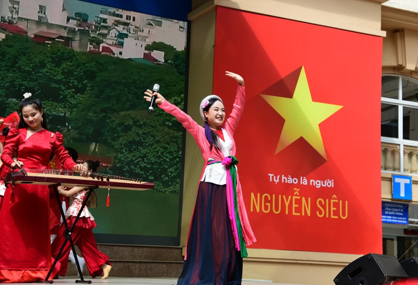 Nghệ sỹ Nhân dân Thu Huyền khuấy động cả sân trường Nguyễn Siêu với bài hát 