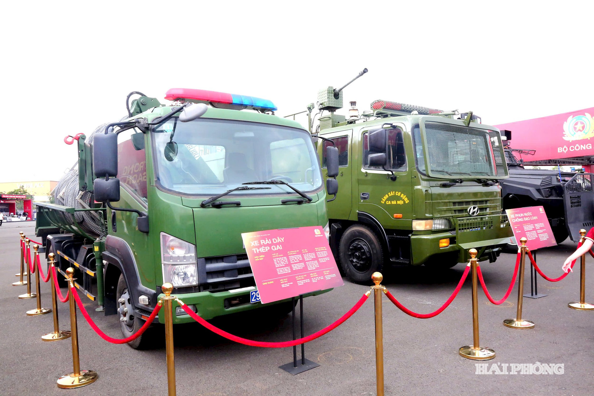 Xe rải dây thép gai chống bạo loạn tại khu trưng bày ngoài trời của Bộ Công an