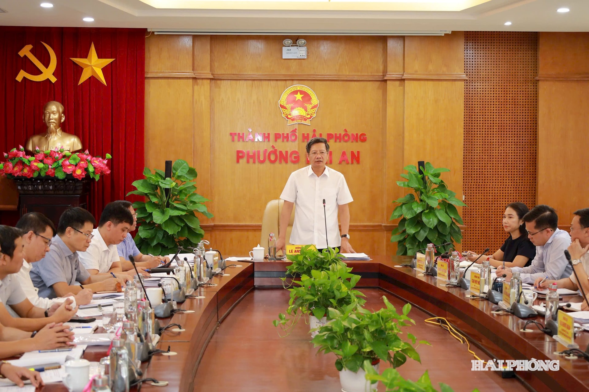 Đồng chí Lê Anh Quân, Phó chủ tịch Thường trực UBND thành phố phát biểu chỉ đạo tại cuộc làm việc