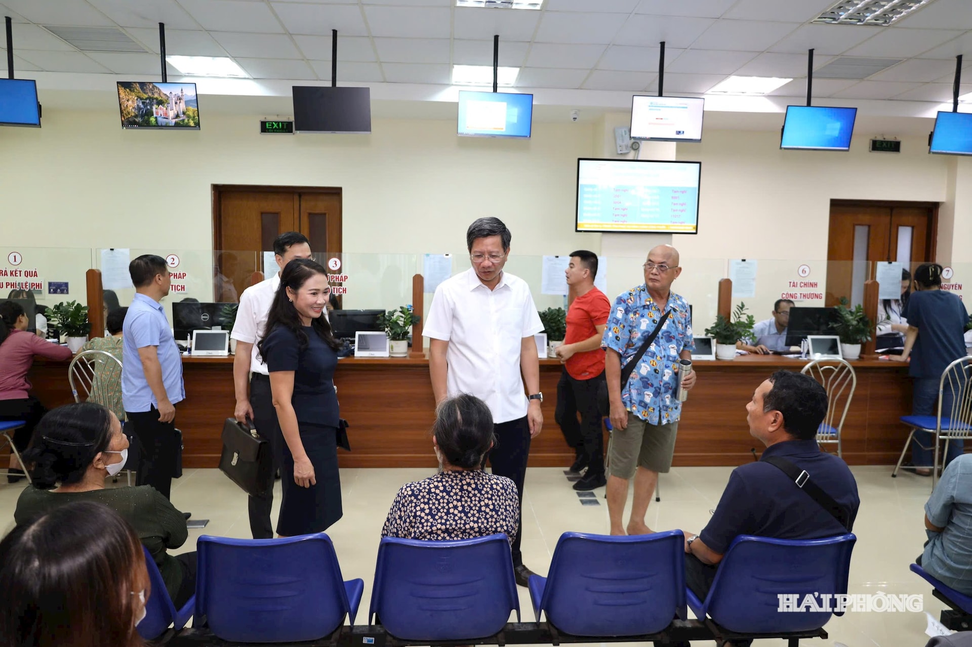 Đồng chí Lê Anh Quân, Phó chủ tịch Thường trực UBND thành phố thăm Trung tâm phục vụ hành chính công phường Hải An