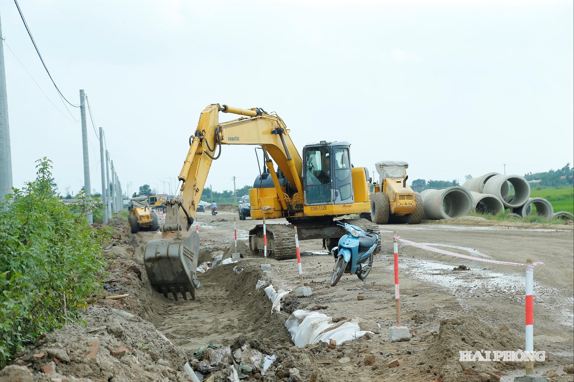 Nhà t tập trung phương tiện thi công các hạng mục Dự án đầu tư xây dựng cầu sông Hóa.
