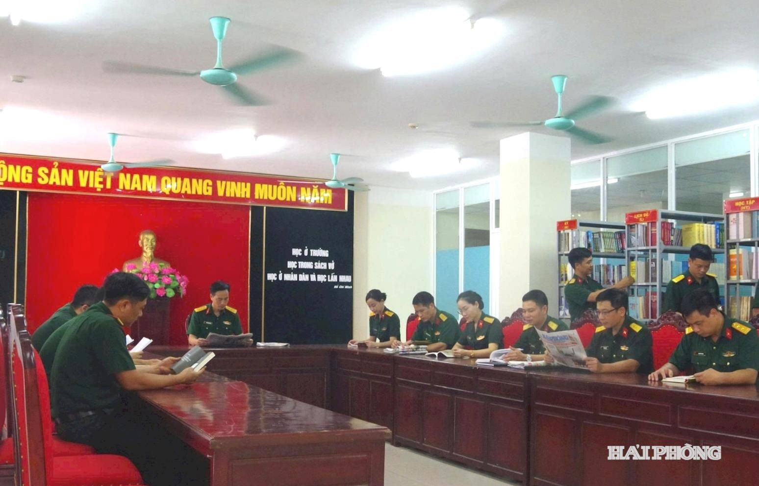 ban-chi-huy-phong-thu.jpg