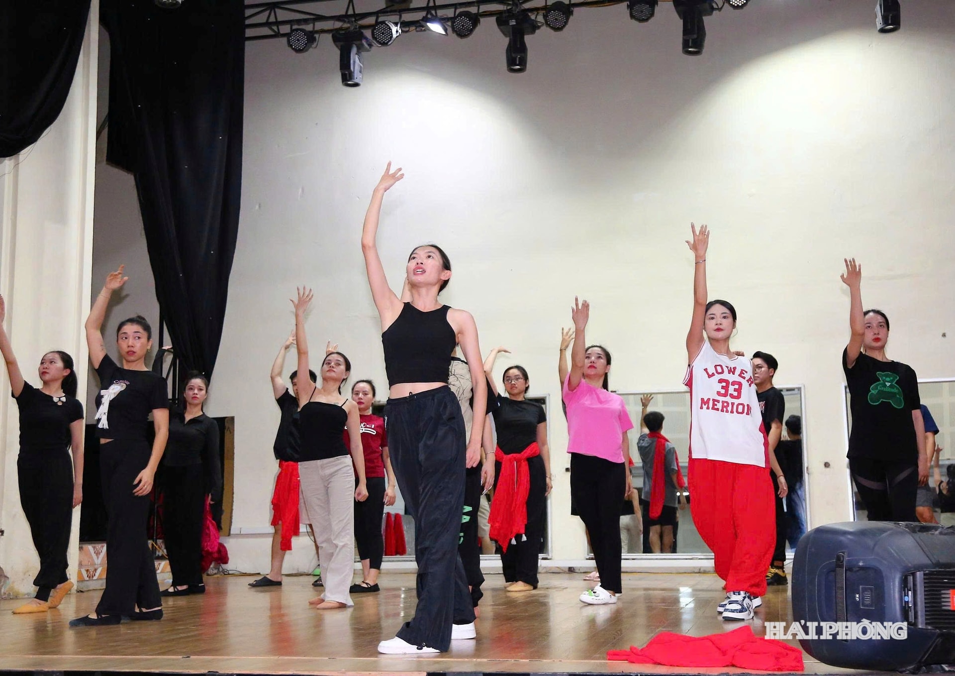 Artists from Hai Phong Contemporary Arts Theater practice a dance performance in the program serving the Party Congress.