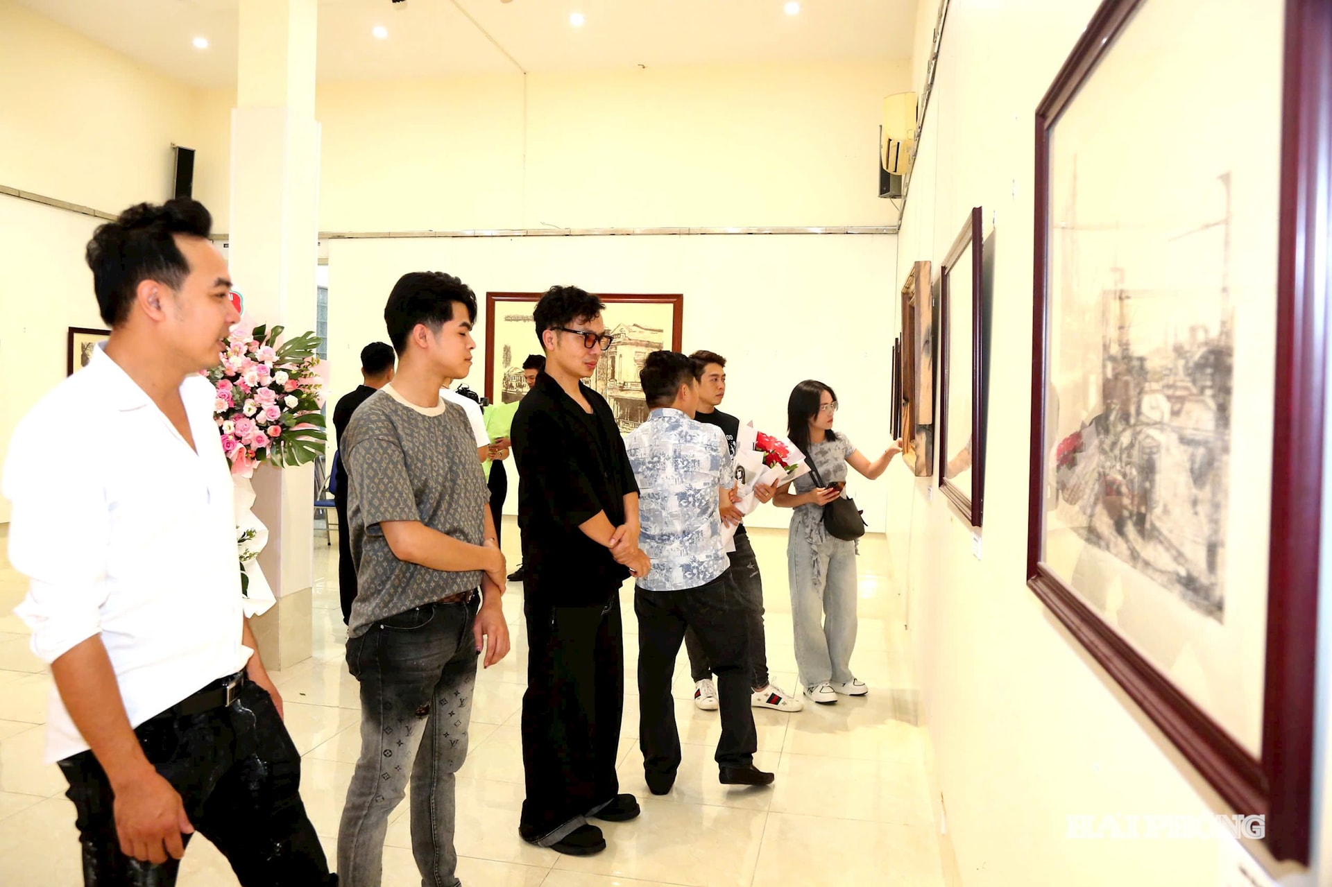 Đông đảo người dân, du khách tham quan triển lãm. Ảnh ĐỖ HIỀN