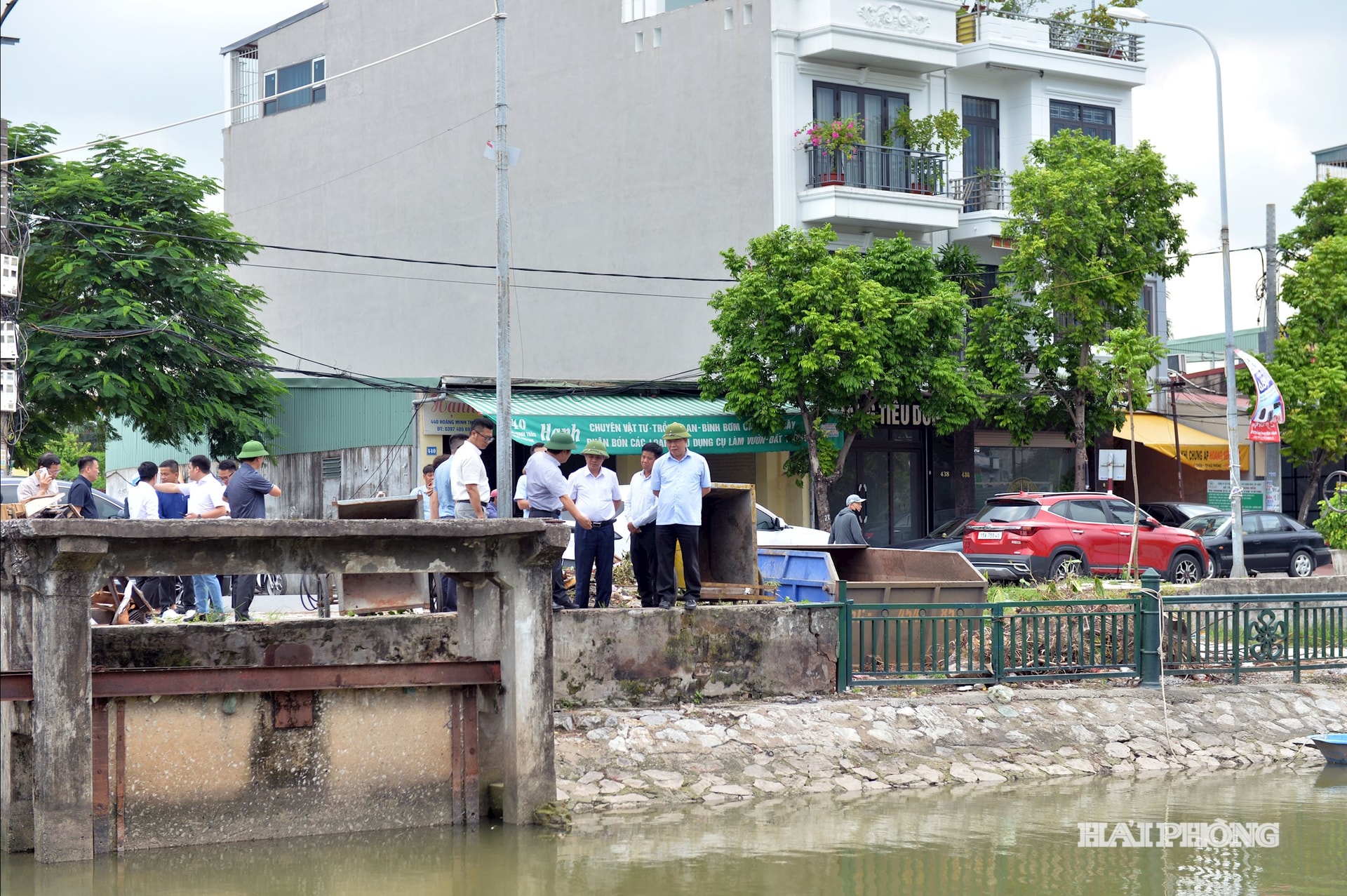 این گروه کاری، مزرعه واقع در منطقه دریاچه دو هانگ را بررسی کردند.