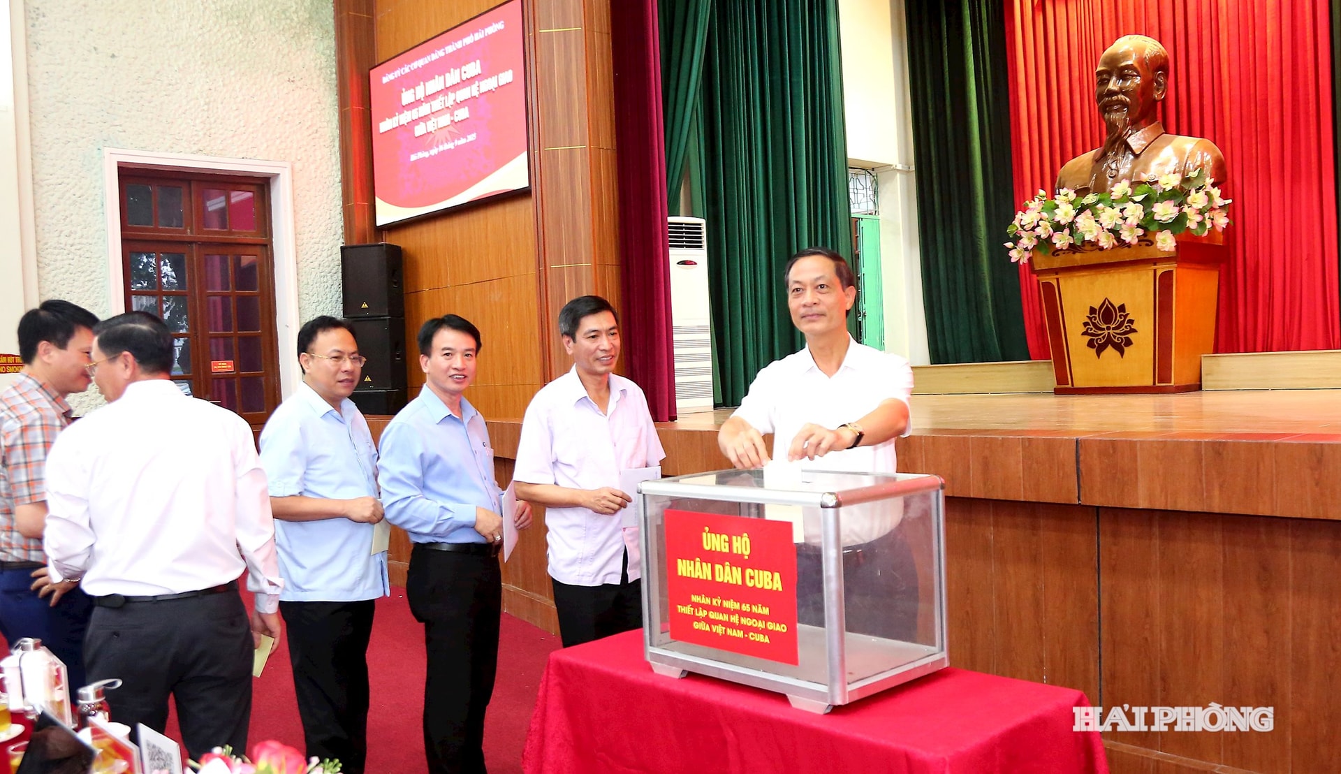 Ảnh báo in: Đồng chí Đỗ Mạnh Hiến, Phó bí thư Thường trực Thành uỷ, Bí thư Đảng uỷ Các cơ quan Đảng thành phố Hải Phòng cùng các đại biểu quyên góp ủng hộ nhân dân Cuba.