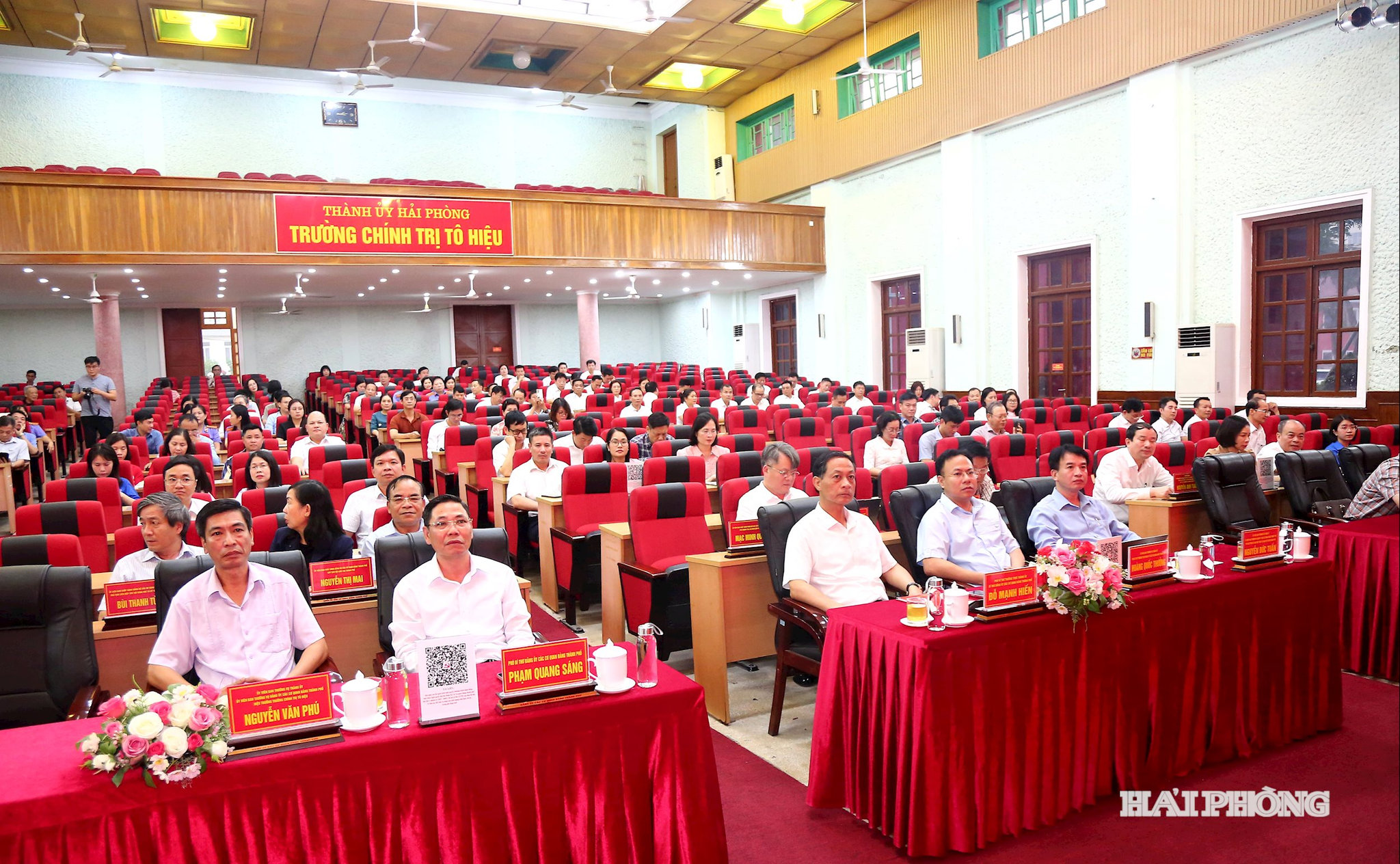 Ban Thường vụ Đảng ủy các cơ quan Đảng thành phố, Ban Thường vụ Đảng ủy tổ chức Hội nghị cán bộ quán triệt Nghị quyết, chương trình hành động thực hiện Nghị quyết Đại hội Đảng bộ các cơ quan của Đảng lần thứ nhất
