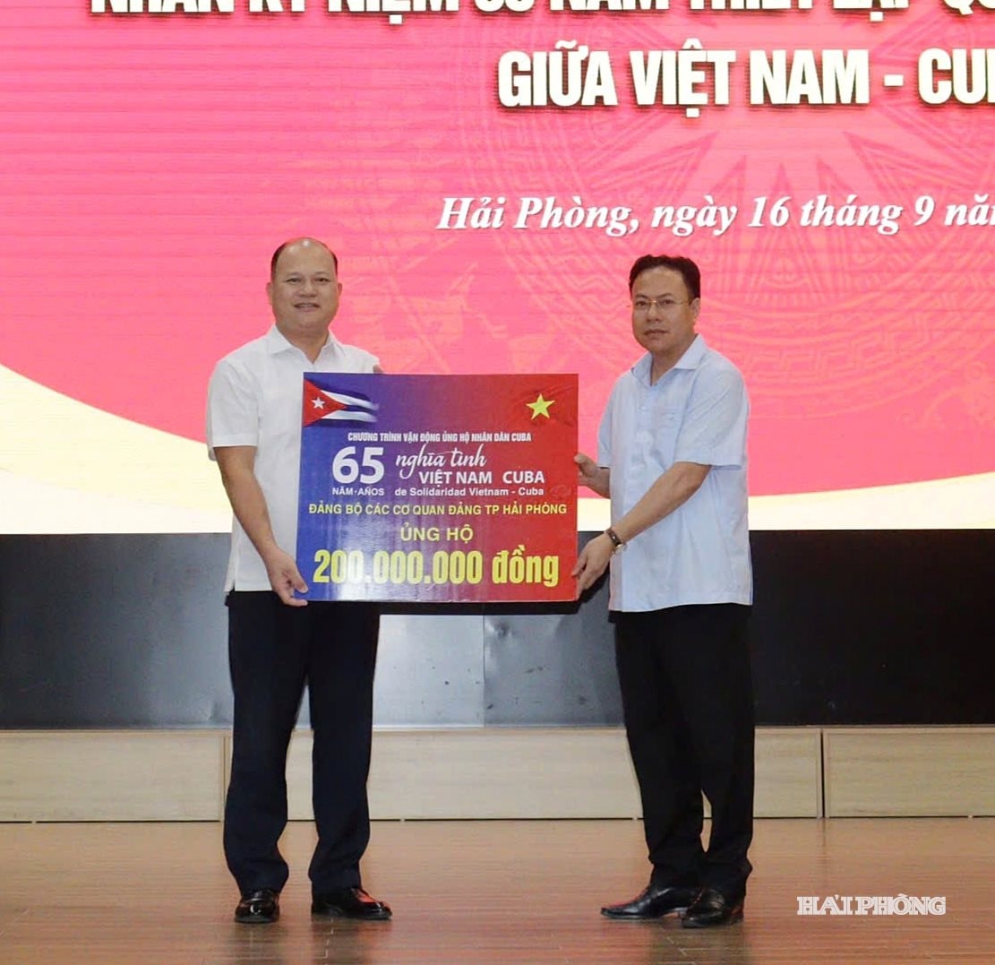 Đồng chí Hoàng Quốc Thưởng, Uỷ viên Ban Thường vụ Thành uỷ, Phó bí thư Thường trực Đảng ủy Các cơ quan Đảng thành phố trao tượng trưng số tiền quyên góp cho Hội Chữ thập đỏ thành phố.