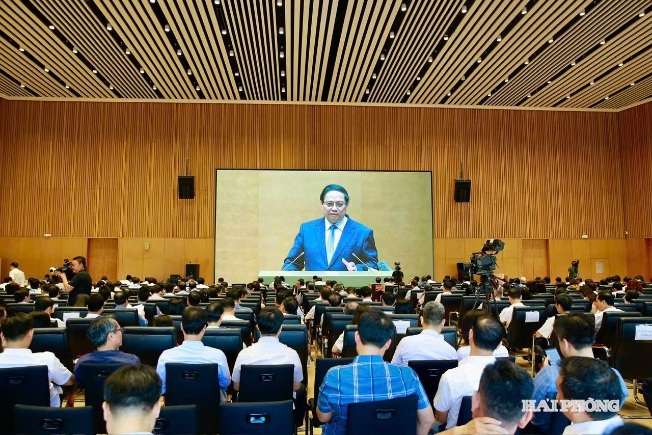 Đồng chí Phạm Minh Chính, Uỷ viên Bộ Chính trị, Thủ tướng Chính phủ truyền đạt nội dung cốt lõi Nghị quyết 71-NQ/TW.