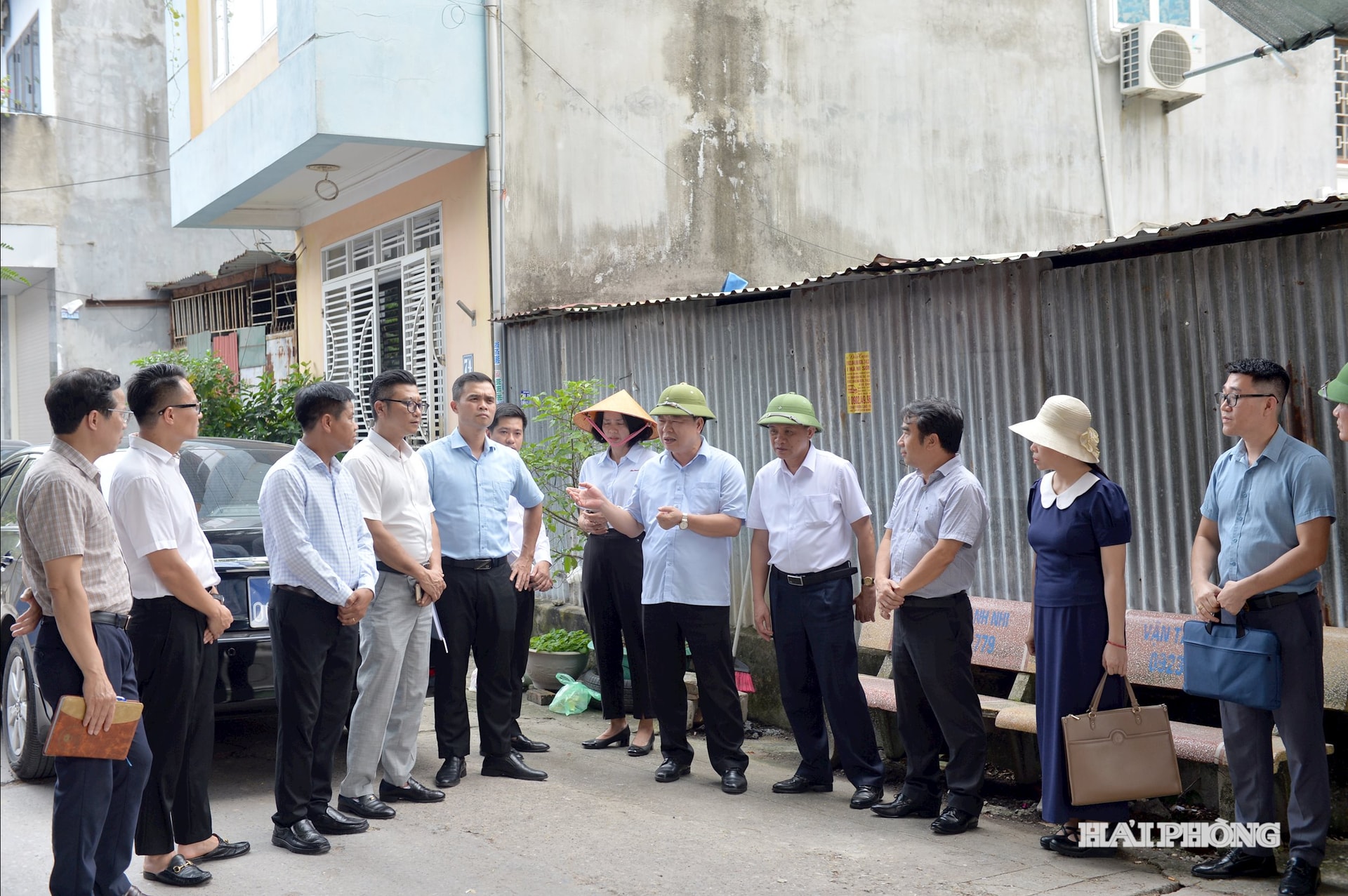 رفیق نگوین خاچ توان، نایب رئیس شورای مردم شهر و اعضای هیئت کاری، رهبران بخش لو چان، از مزرعه واقع در منطقه کانال آن کیم های بازدید کردند.