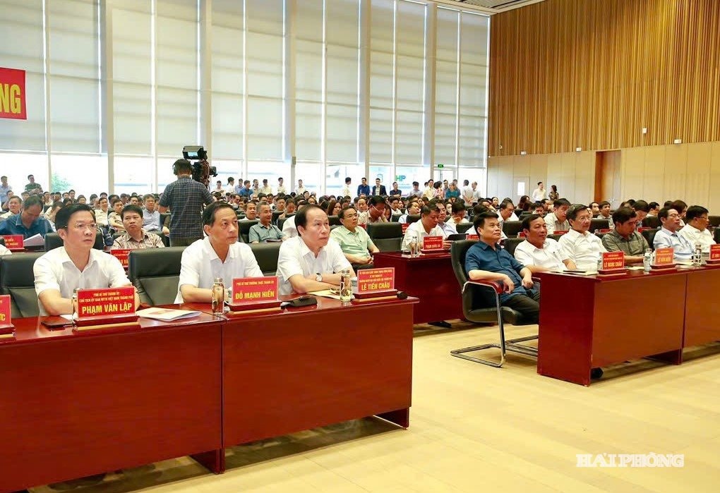 Đồng chí Lê Tiến Châu, Ủy viên Trung ương Đảng, Bí thư Thành ủy, Trưởng Đoàn Đại biểu Quốc hội thành phố Hải Phòng cùng các đồng chí lãnh đạo thành phố và đại biểu dự hội nghị tại điểm cầu chính Trung tâm Hội nghị - Biểu diễn thành phố.