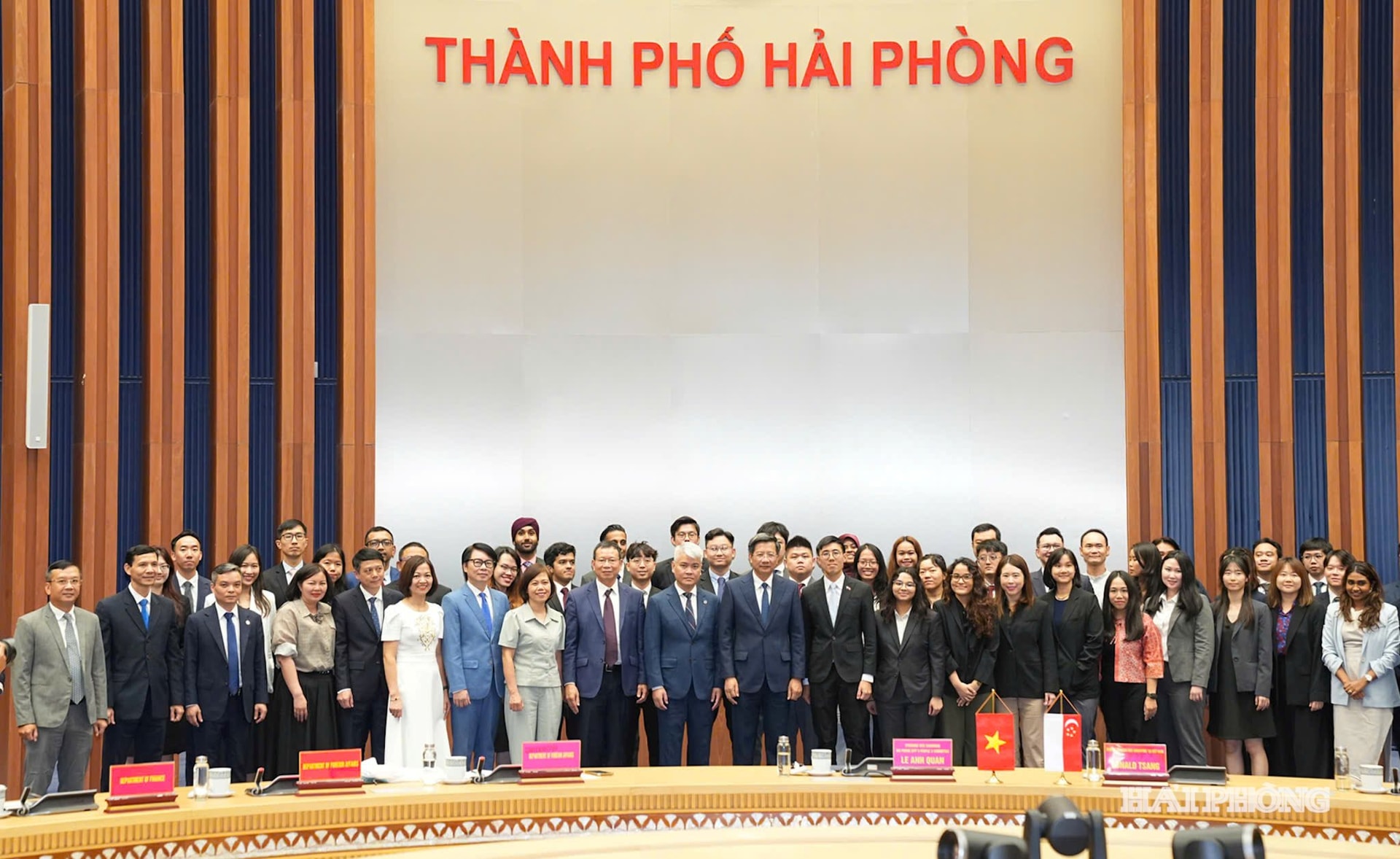 Đồng chí Lê Anh Quân, Phó chủ tịch Thường trực UBND thành phố cùng đoàn công tác.