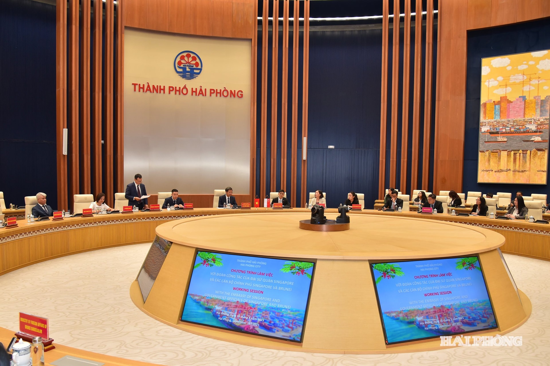 Quang cảnh cuộc làm việc.