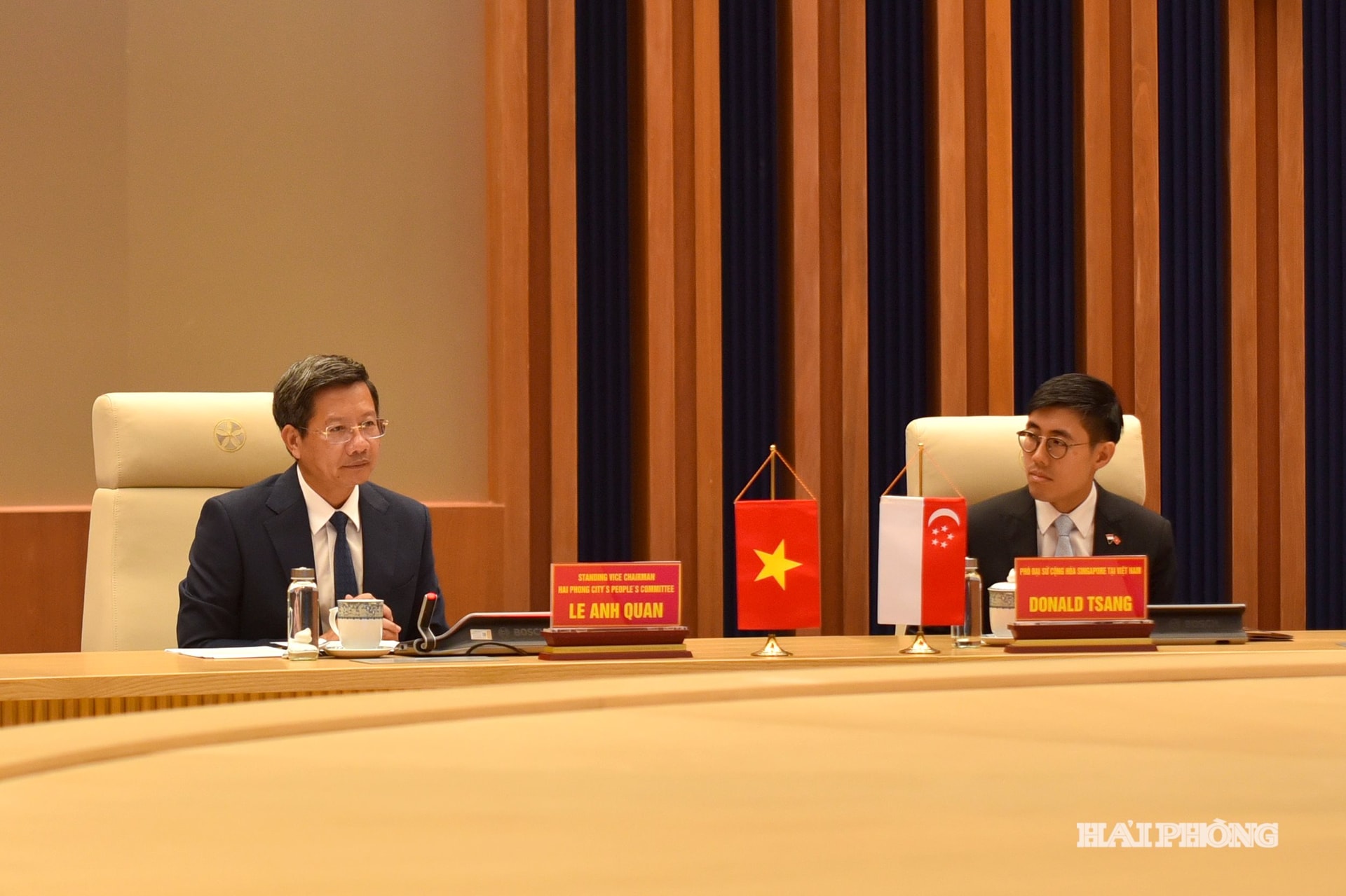 Đồng chí Lê Anh Quân, Phó chủ tịch Thường trực UBND thành phố tiếp ông Donald Tsang, Phó đại sứ Singapore tại Việt Nam.