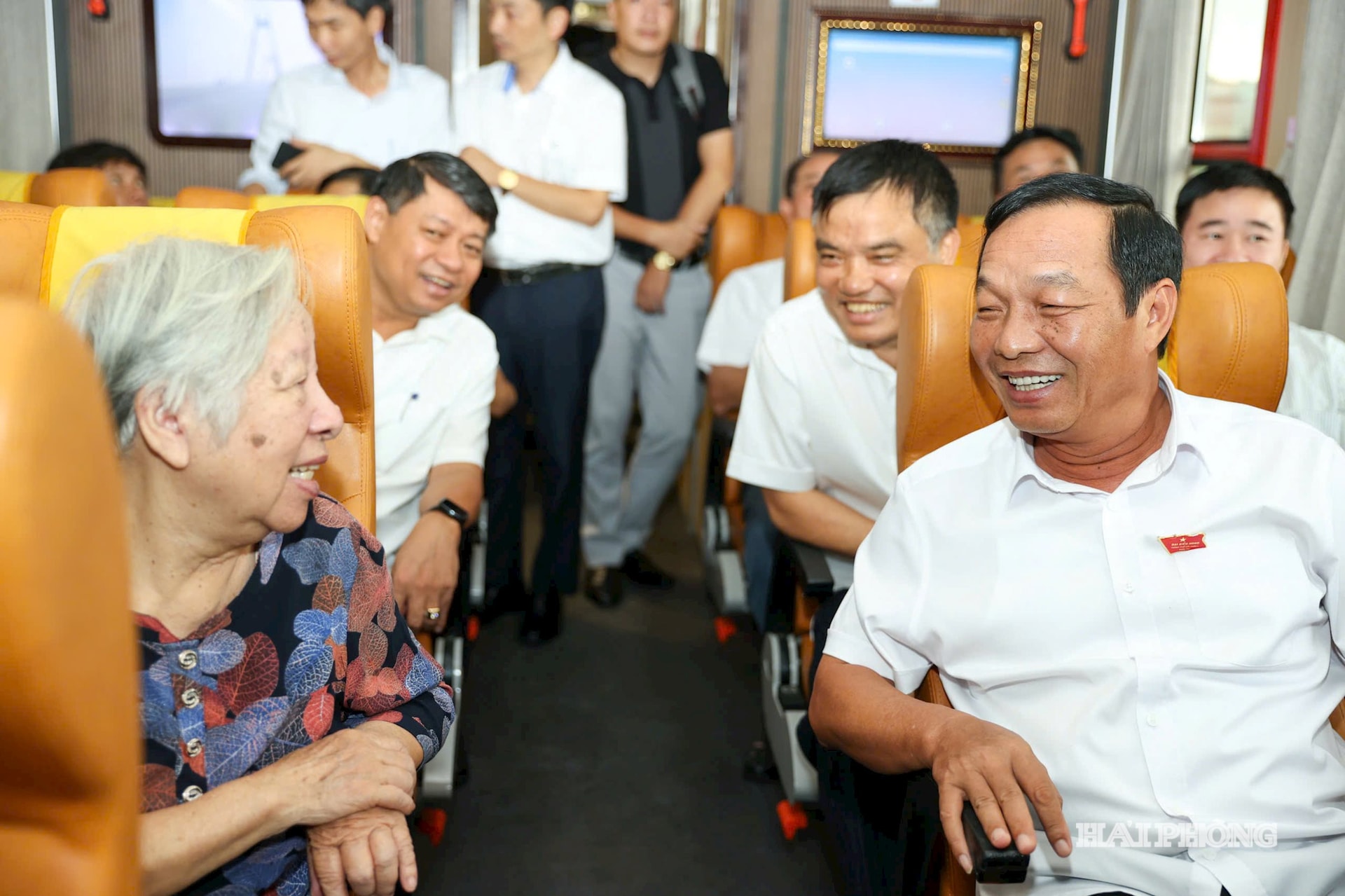 Đồng chí Lê Văn Hiệu, Phó bí thư Thành ủy, Chủ tịch HĐND thành phố trò chuyện cùng hành khách đi tàu.