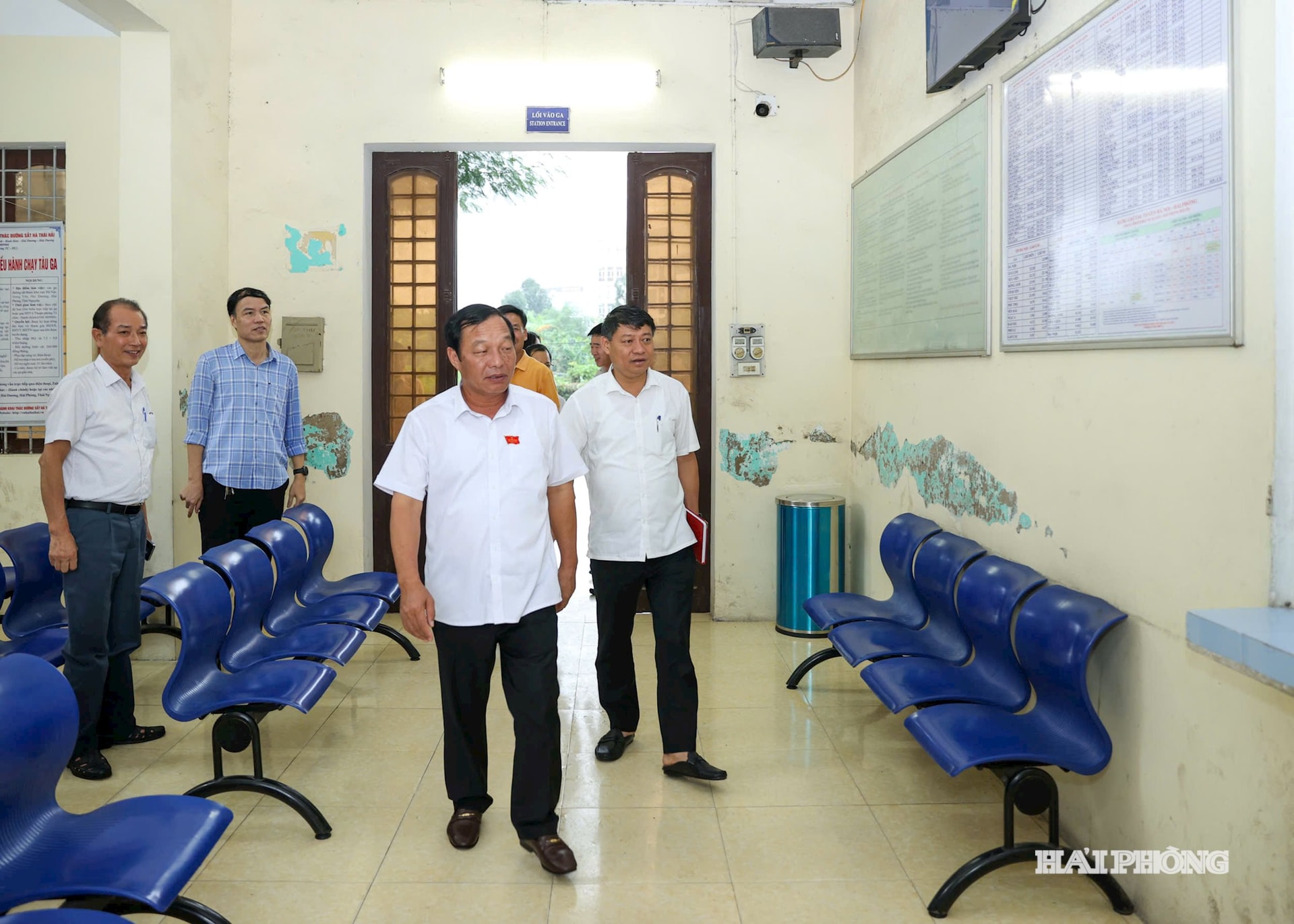Đồng chí Lê Văn Hiệu, Phó bí thư Thành ủy, Chủ tịch HĐND thành phố kiểm tra tại ga Thượng Lý.