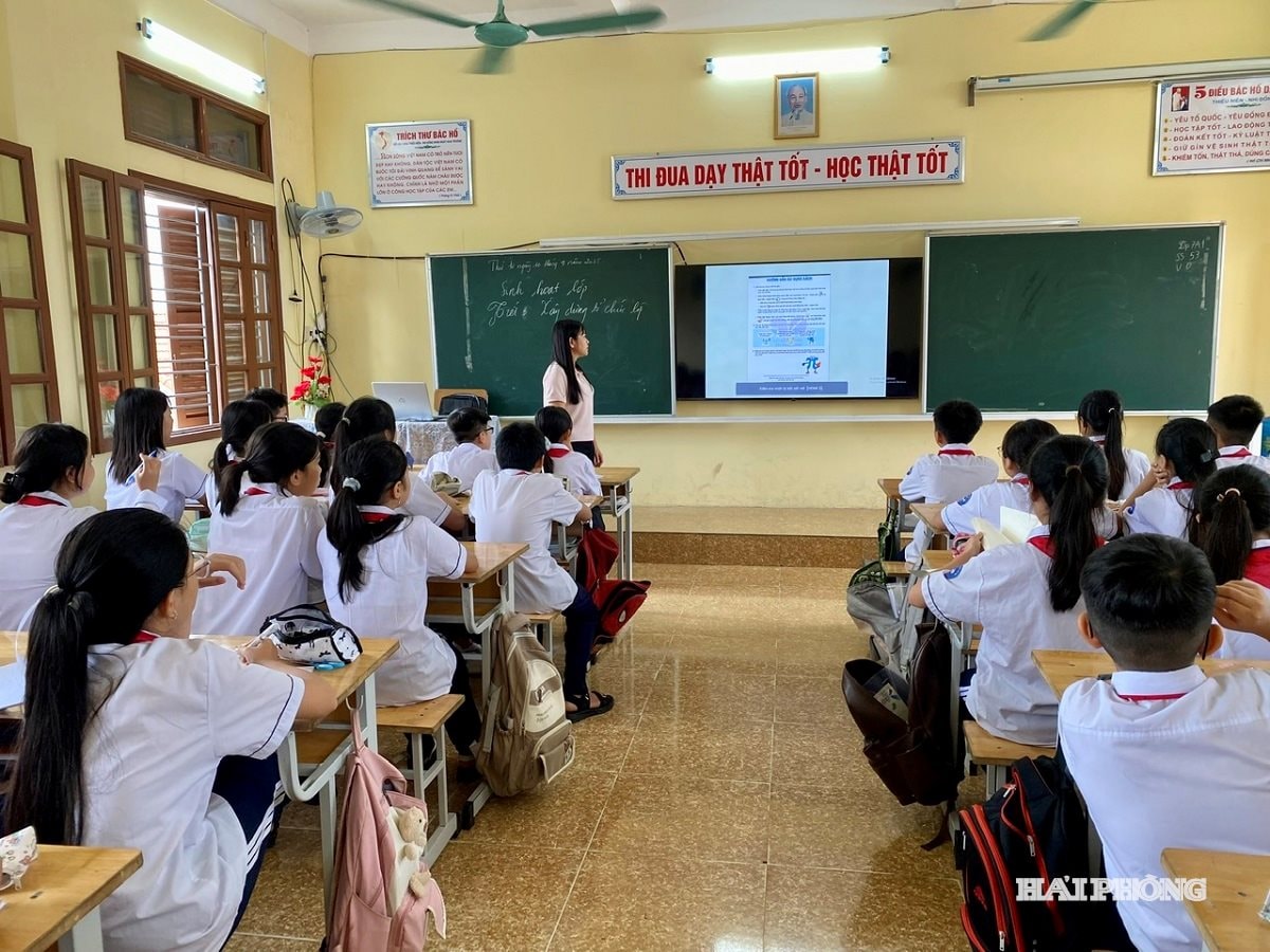 Đội ngũ giáo viên chủ động đổi mới phương pháp giảng dạy, kiểm tra, đánh giá học sinh. Trong ảnh: Một giờ học của cô và trò lớp 8A2, Trường THCS Nguyễn Văn Cừ.