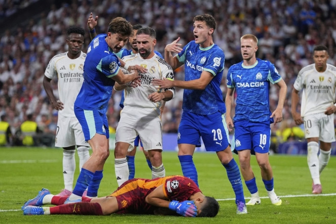 Thủ môn Rulli nằm sân sau khi bị Carvajal (trắng, giữa) húc đầu trên sân Bernabeu, Madrid, Tây Ban Nha hôm 16/9. Ảnh: Reuters