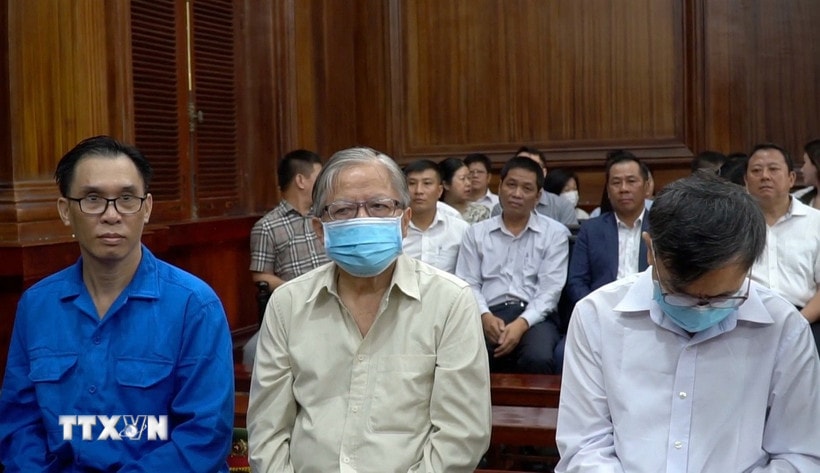 Các bị cáo Nguyên lãnh đạo Tổng Công ty lương thực miền Nam bị đưa ra xét xử. (Ảnh: TTXVN phát)
