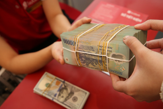 UOB nhận định NHNN sẽ giữ nguyên lãi suất trong bối cảnh tăng trưởng kinh tế duy trì ổn định. (Ảnh: Vietnam+) anh-so-giao-dich-t8-2023-2.jpg