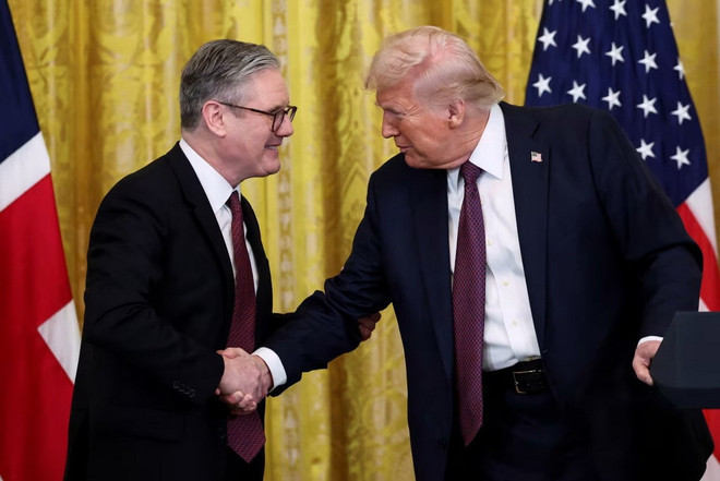 Tổng thống Mỹ Donald Trump và Thủ tướng Anh Keir Starmer bắt tay nhau tại Nhà Trắng ngày 27/2. (Ảnh: Reuters) my-anh2.jpg