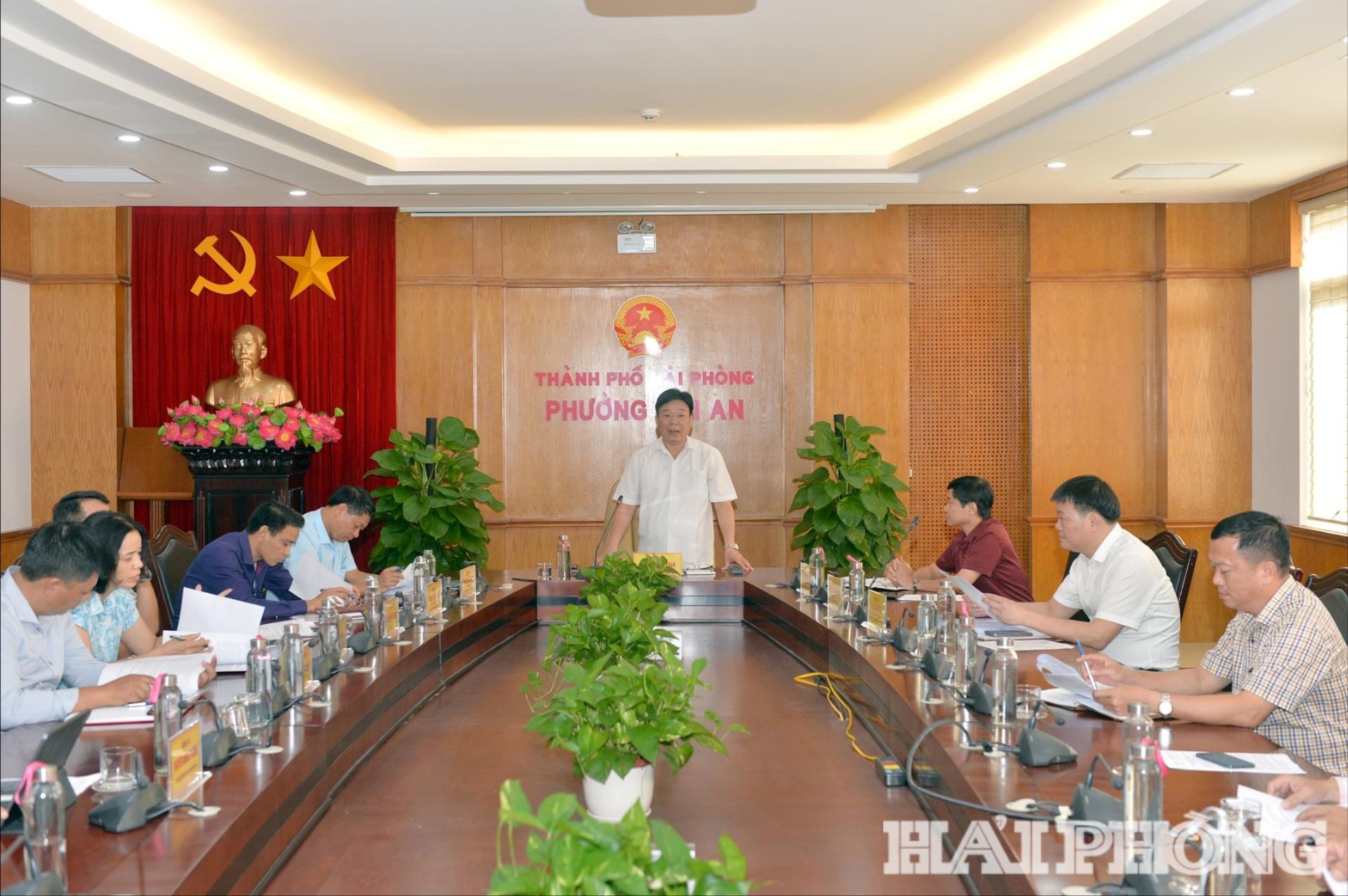 Kamerat Nguyen Khac Toan, nestleder i byrådet, talte på arbeidsmøtet med Hai An Ward.