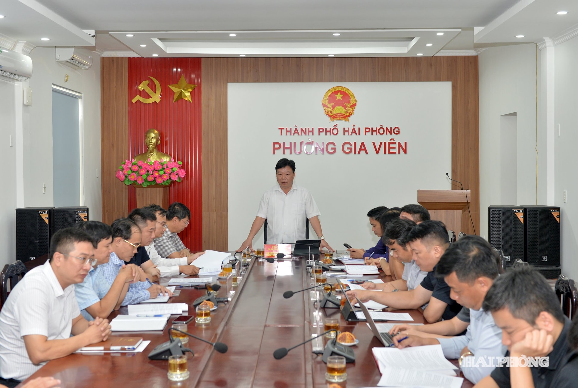 O camarada Nguyen Khac Toan, vice-presidente do Conselho Popular da Cidade, falou na reunião com Gia Vien Ward.