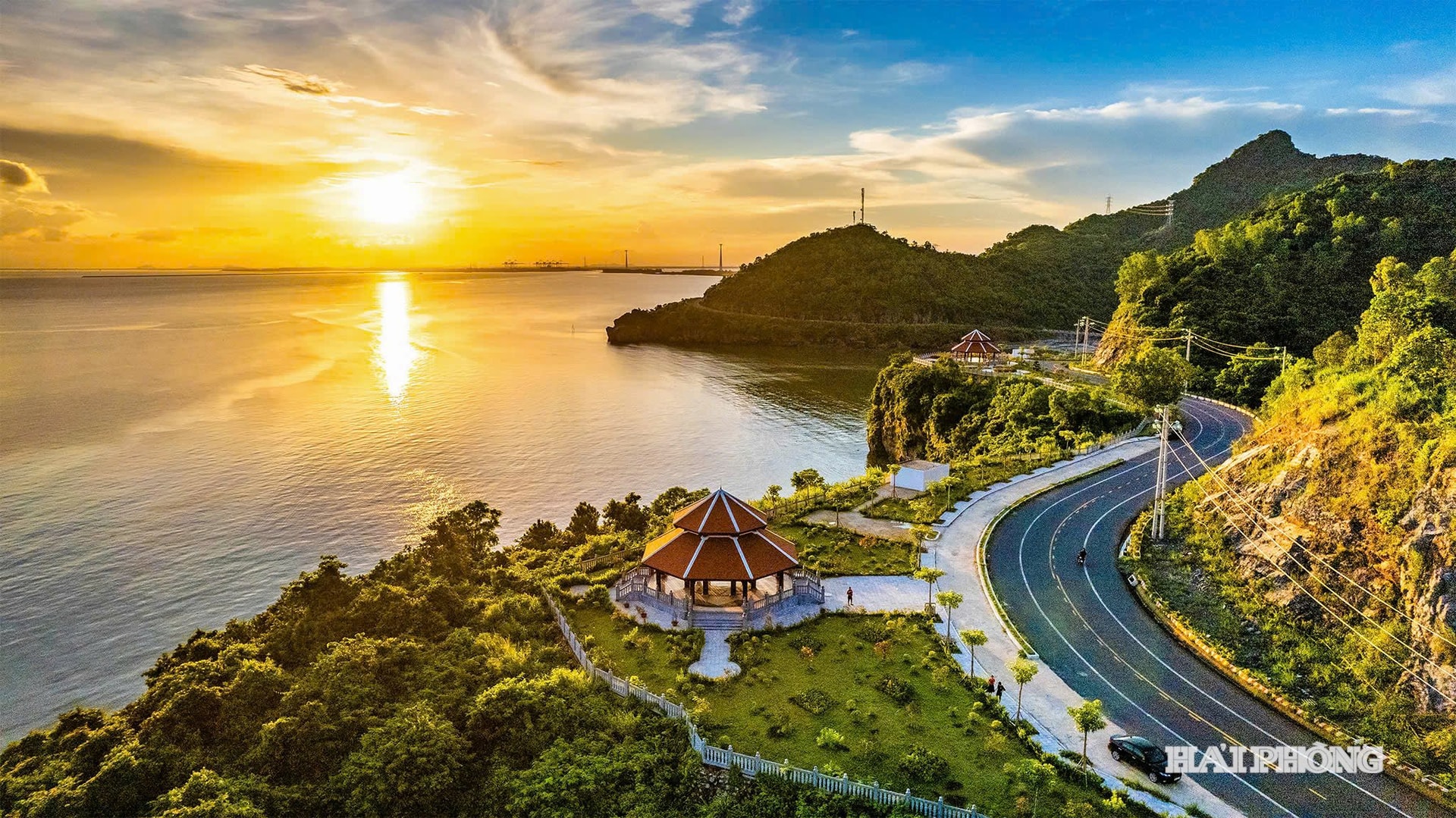 Cung đường ven biển là điểm check-in thú vị, riêng biệt cho mỗi du khách khi đến với Cát Bà trong mùa thu đông. Ảnh: XUÂN THỦY