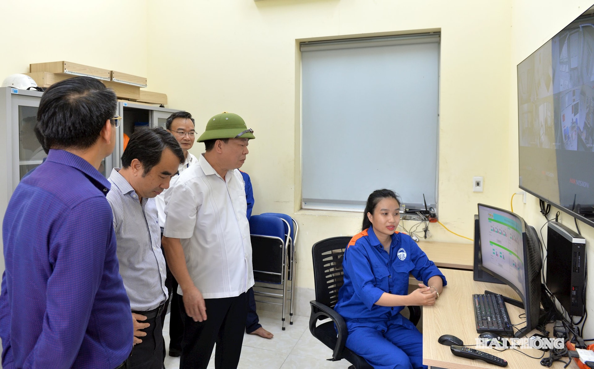 O camarada Nguyen Khac Toan, vice-presidente do Conselho Popular da Cidade, inspecionou a situação real na estação de bombeamento de An Da.