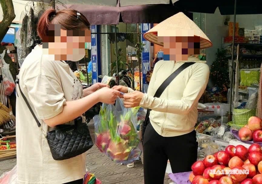 Tại các chợ dân sinh, túi nilon dường như trở thành vật không thể thiếu. Trong ảnh: Người dân mua hàng tại chợ Đông Ngô Quyền (phường Lê Thanh Nghị).