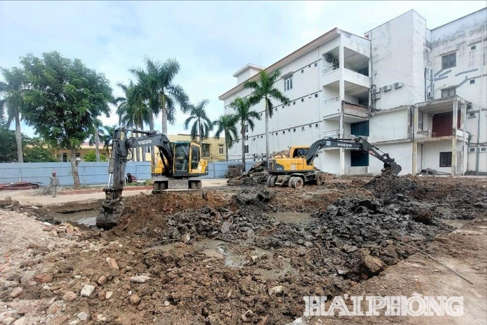 Antreprenorul pregătește șantierul pentru proiect