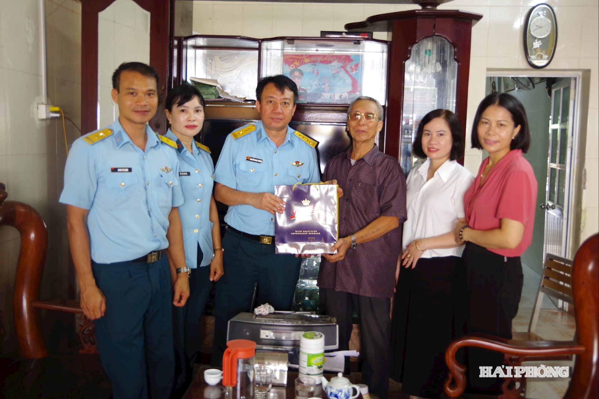 Ảnh 3 Đại tá Nguyễn Ngọc Trường, UVTV, Phó Chính ủy Sư đoàn thăm tặng quà Thương binh Trần Quang Trung, Phường Phù Liễn, Thành phố Hải phòng.