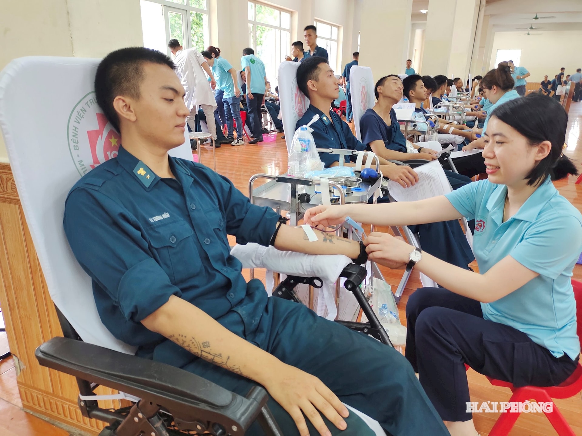 Ảnh 5 Cán bộ, chiên sĩ Trung đoàn ra đa 295 tham gia hiến máu tình nguyện năm 2025