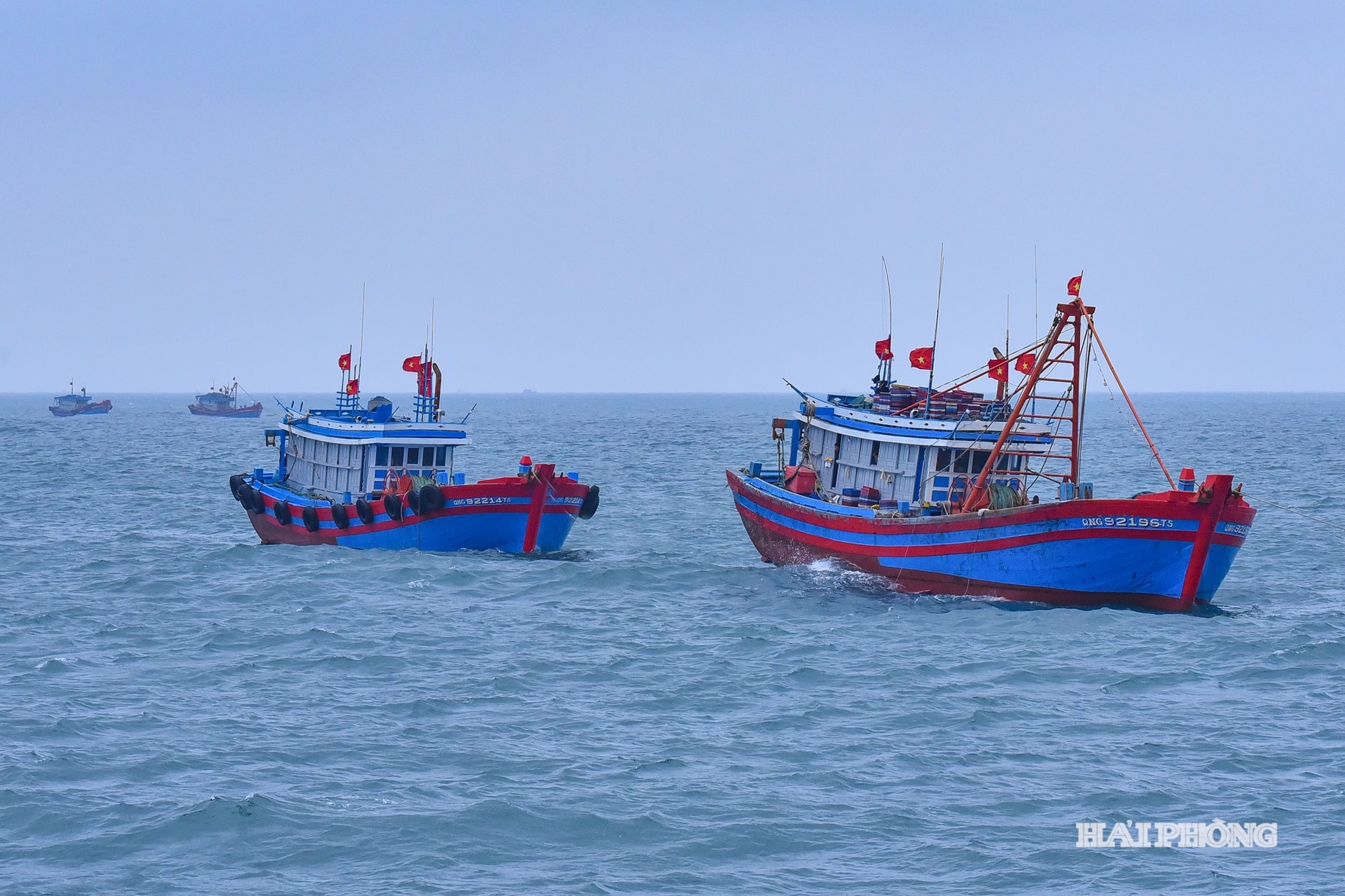 Mỗi ngày có hàng trăm lượt tàu thuyền ra vào âu cảng để tiếp nhiên liệu, trao đổi hàng hoá