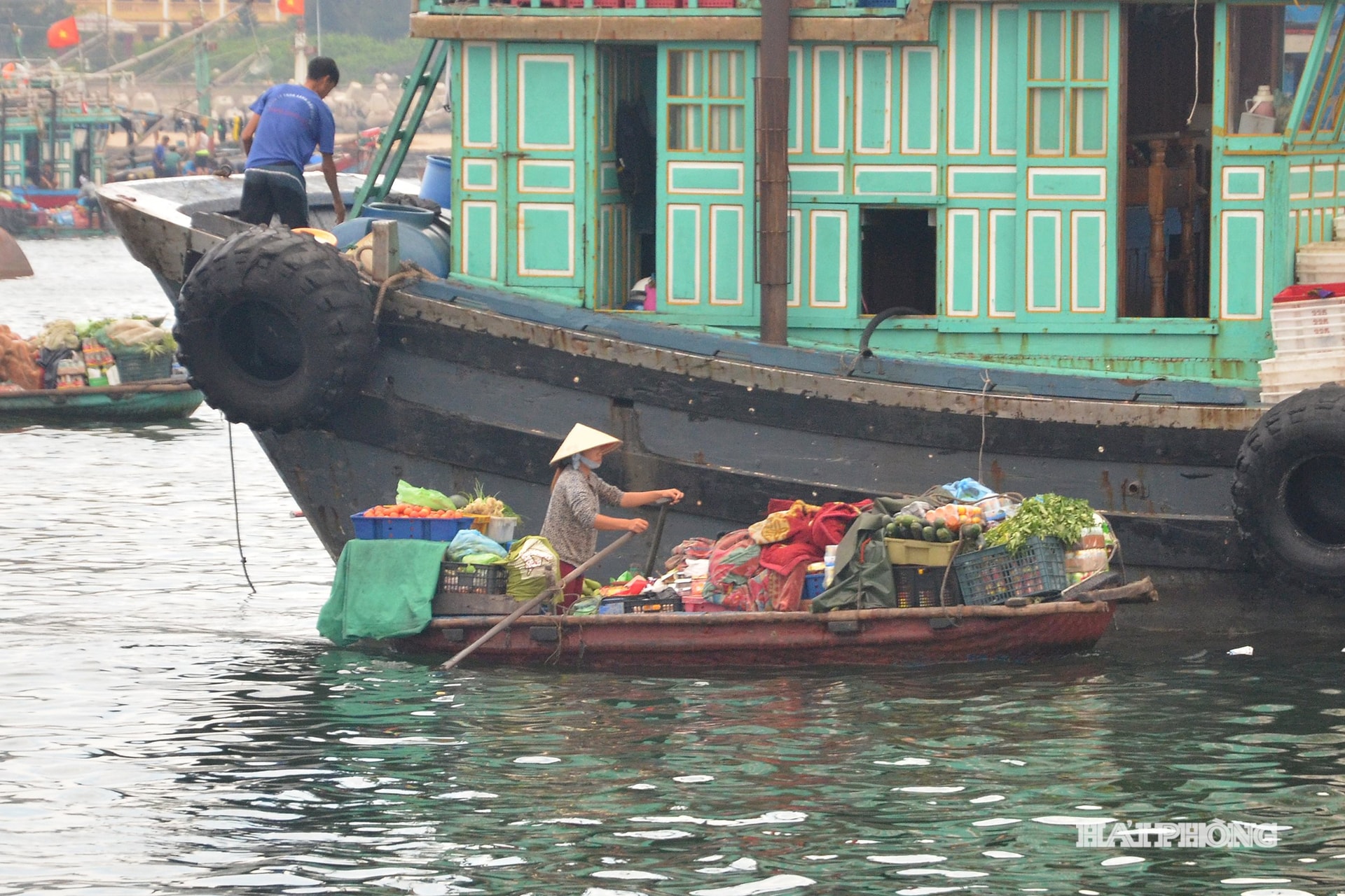 “Chợ nổi” trên âu cảng.