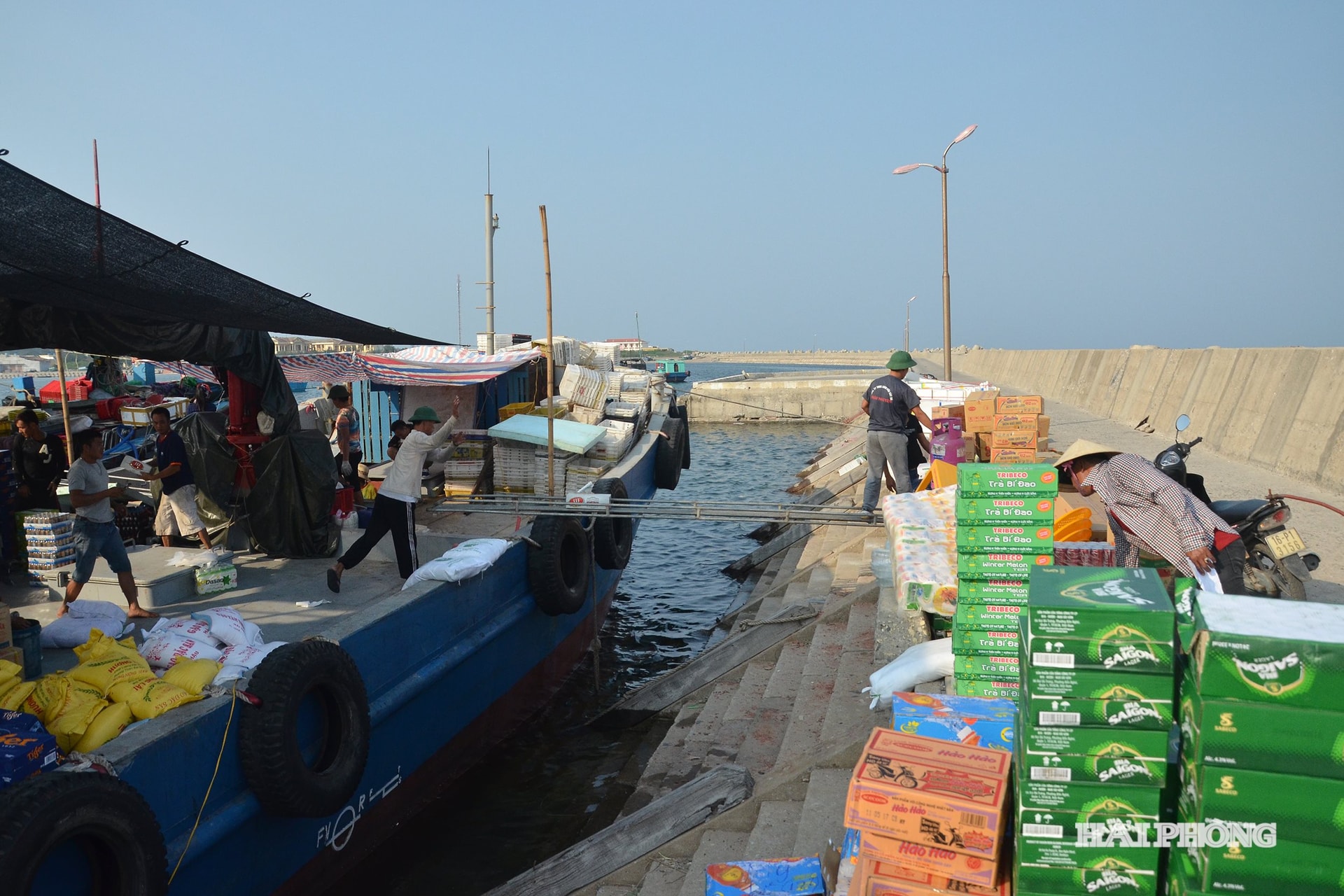 Trong những ngày sóng yên biển lặng đều có tàu chở nhu yếu phẩm hằng ngày từ đất liền ra đảo.