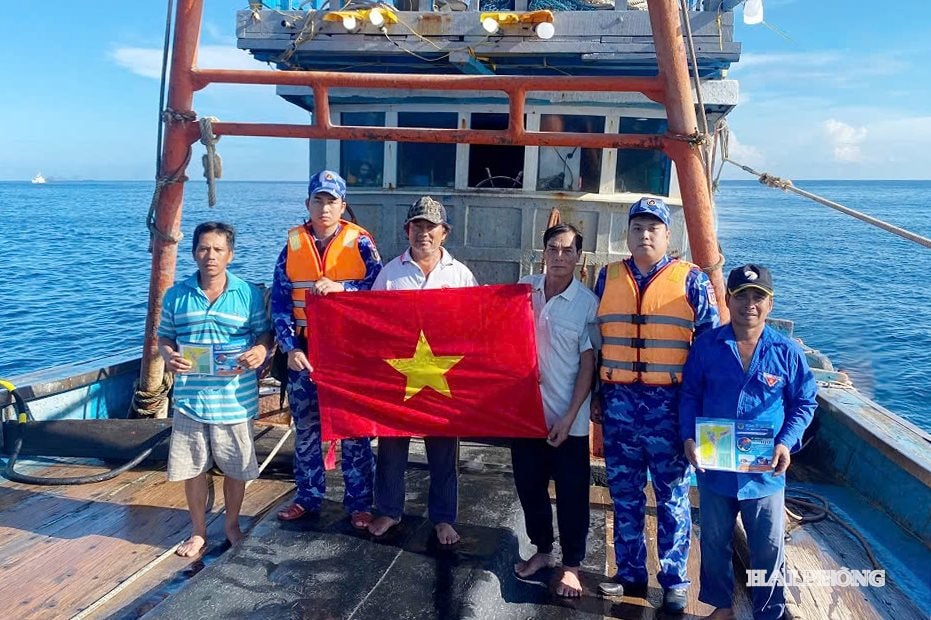 Tàu CSB 2007 tuyên truyền pháp luật và tặng cờ Tổ quốc tới ngư dân khai thác thuỷ sản trên vùng biển Bạch Long Vĩ.