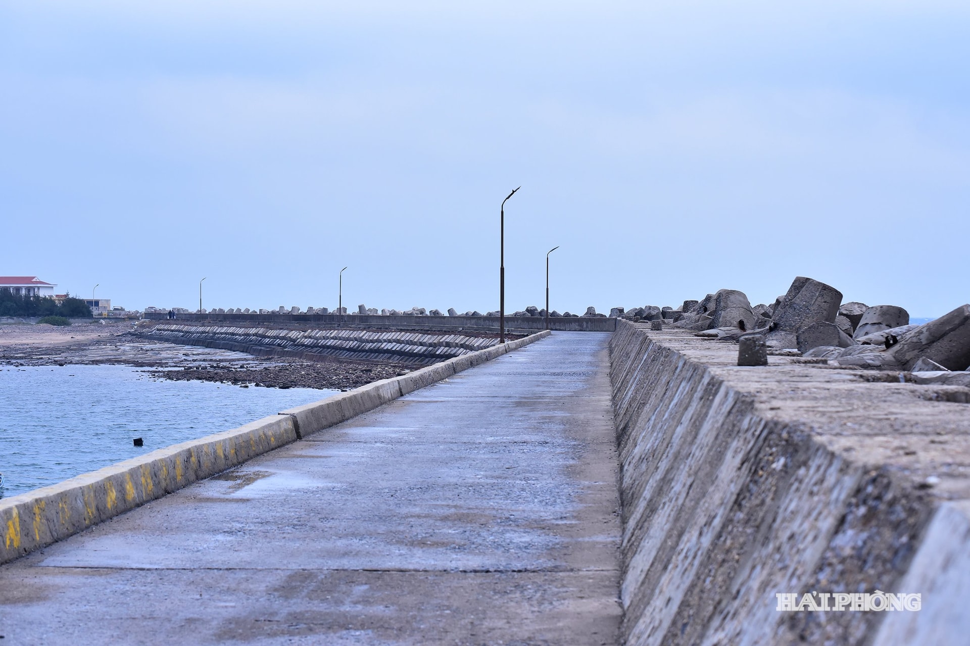 Hệ thống đê biển chắn sóng dài gần 2 km bao quanh âu cảng, bảo đảm an toàn cho tàu thuyền.