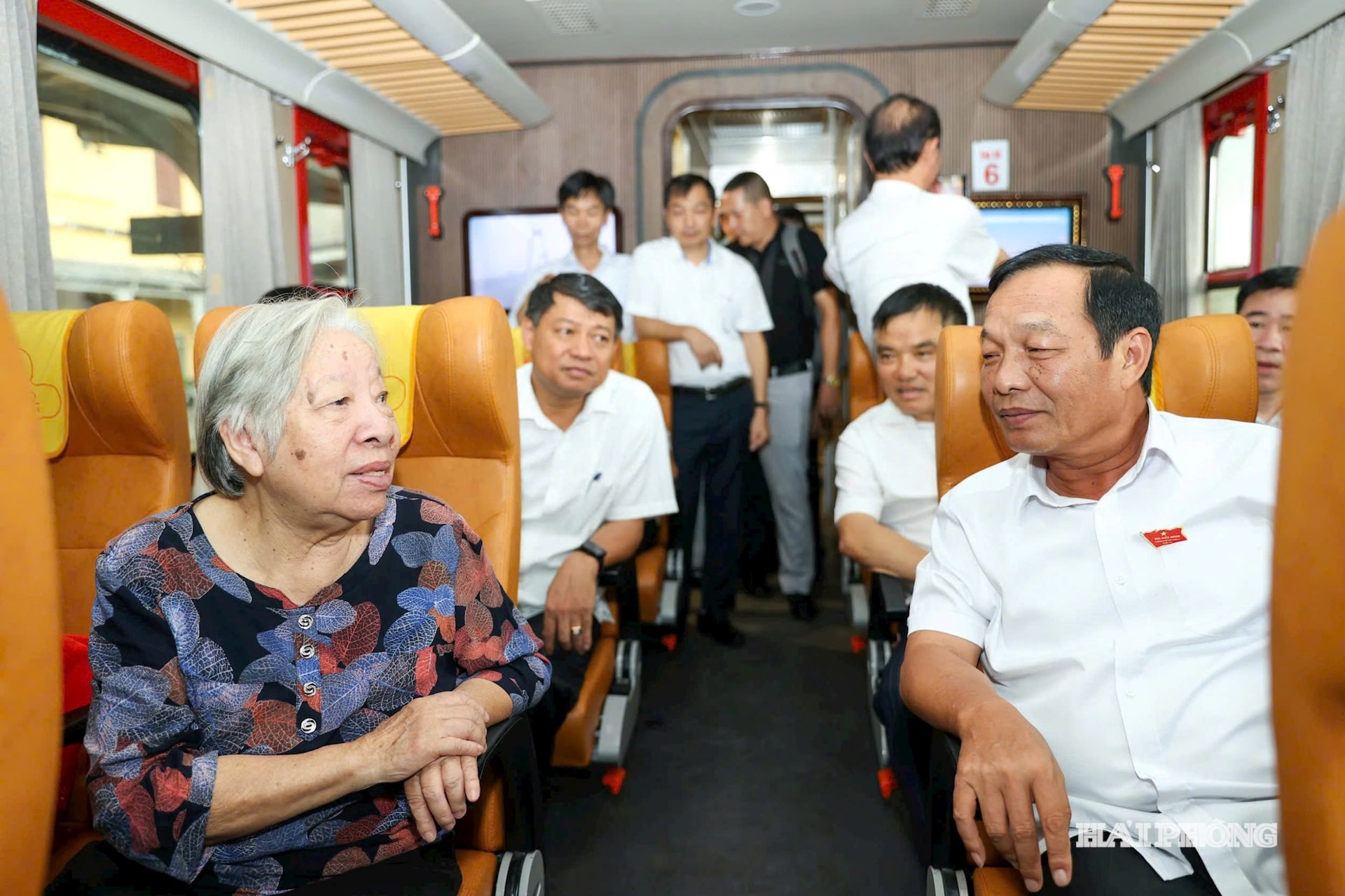 chuyen-tau-tay-dong.jpg
