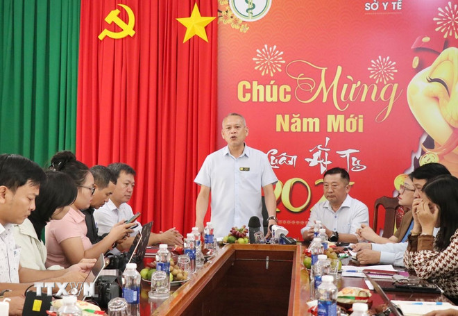 Ông Nay Phi La, Giám đốc Sở Y tế Đắk Lắk thông tin vụ việc cho các cơ quan báo chí. (Ảnh: Tuấn Anh/TTXVN) ttxvn-480-truong-hop-tan-soi-laser-trong-thoi-gian-may-bi-hong-1809-1.jpg