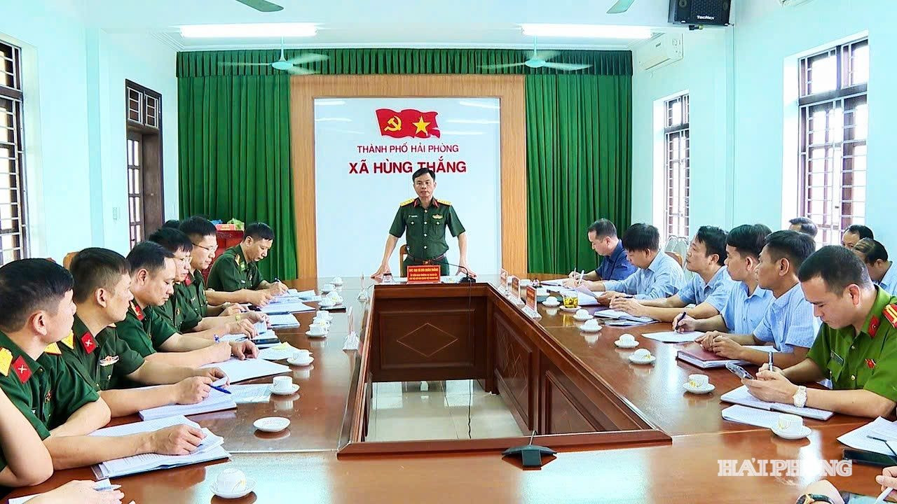 Đại tá Bùi Xuân Thắng, Ủy viên Ban Thường vụ Thành ủy, Chỉ huy trưởng Bộ CHQS thành phố chủ trì làm việc tại xã Hùng Thắng